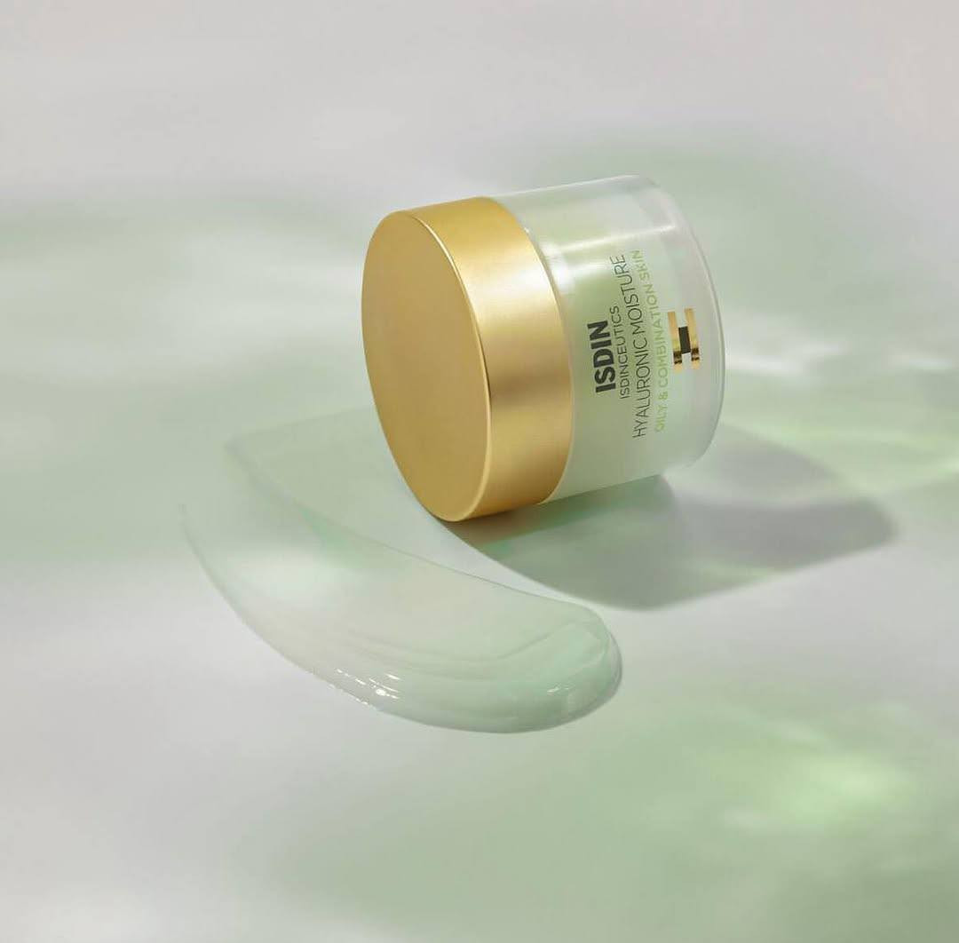 ✨ كريمات ISDIN Hyaluronic Moisture الأصلية – ترطيب احترافي حسب نوع بشرتج ✨
هاي المجموعة تعتبر من أقوى كريمات الترطيب الطبية من شركة ISDIN الإسبانية 🇪🇸، تعتمد على حمض الهيالورونيك الي معروف بقدرته العالية على جذب وحبس الرطوبة داخل البشرة، حتى تبقى ناعمة، ممتلئة، وصحية 💧

هسه نشرح كل نوع بالتفصيل 👇

🟢 أولاً: الأخضر – للبشرة الدهنية والمختلطة (Oily & Combination Skin)
✔️ يرطب البشرة بدون ما يخليها دهنية
✔️ ينظم إفراز الدهون ويقلل اللمعان
✔️ يخفف مظهر المسام الواسعة
✔️ قوامه خفيف جداً ويمتص بسرعة
✔️ مثالي للبشرة الي تعاني من دهون وحبوب

🌟 النتيجة: ترطيب متوازن بدون أي دهن أو ثقل

🔵 ثانياً: الأزرق – للبشرة العادية والجافة (Normal to Dry Skin)
✔️ ترطيب عميق يدوم طول اليوم
✔️ يعالج الجفاف والتقشر
✔️ ينطي نعومة ومرونة للبشرة
✔️ يقلل الخطوط الرفيعة الناتجة من الجفاف

🌟 النتيجة: بشرة ناعمة، ممتلئة، وصحية
🌸 ثالثاً: الوردي – للبشرة الحساسة (Sensitive Skin)
✔️ يرطب ويهدئ البشرة الحساسة
✔️ يقلل الاحمرار والتهيج
✔️ لطيف جداً وما يسبب تحسس
✔️ يقوي حاجز البشرة
المنشأ أسبانيا الأصلي  🇪🇸


**إذا كنت صاحب هذا الإعلان وتريد حذفه لأي سبب، رجاءا أرسل رسالة إلى الدعم الفني**