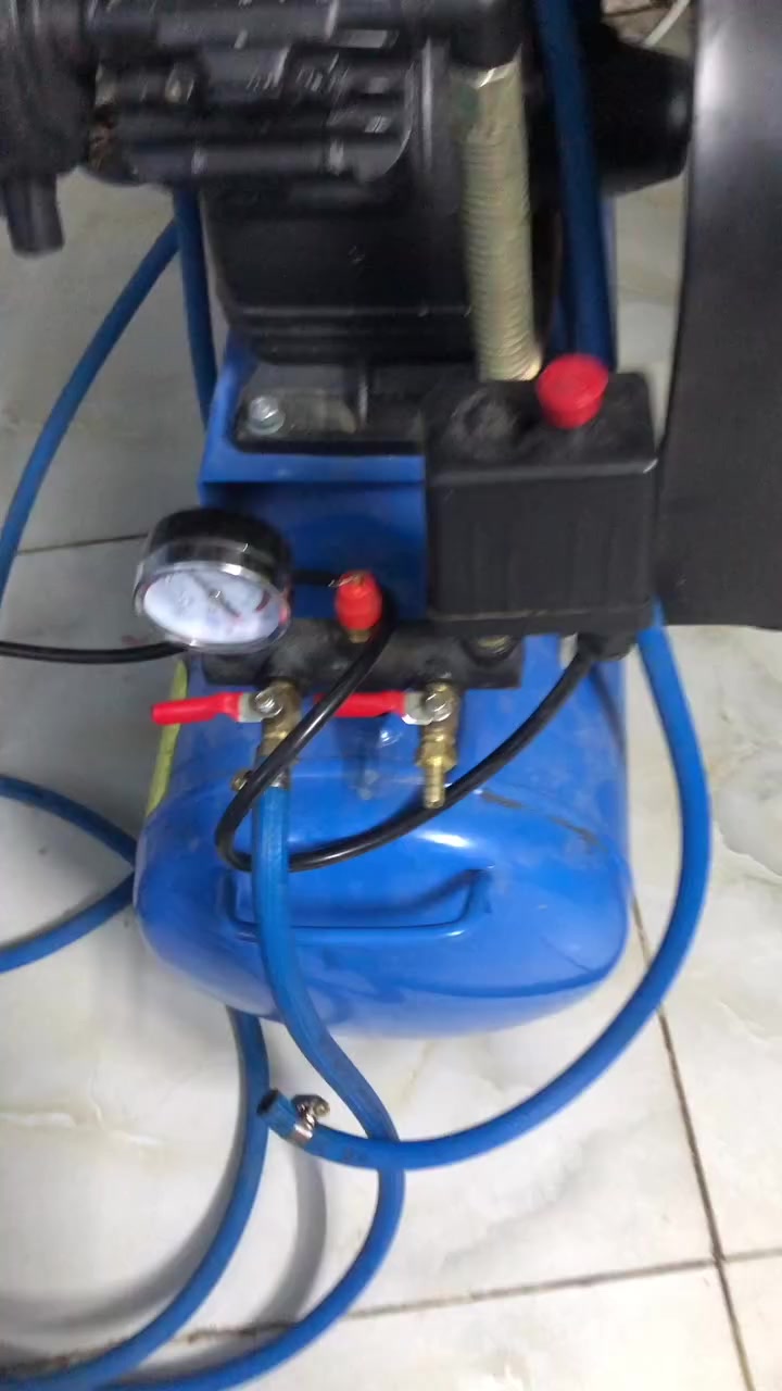 كمبريسر ٧٠ لتر جديده بعده استعمال شي قليل السعر مع الصوندات والكيج ٢٢٠ وبي مجال بغداد مدينه الصدر الحبيبية ***********
