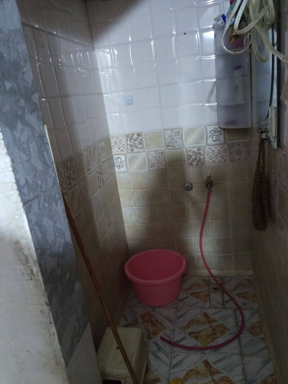 🏡 بيت للبيع - تصميم حديث وموقع مميز (على شارعين) ام الاكبر ول غزلان   بيت تجاوز شارع كراج ابو الريش
​المساحة: 100 متر مربع
البناء: طابقين
الموقع: حي ورم الكبر والغزلان
​🔹 تفاصيل وتقسيم البيت:
​3 غرف نوم: جميع الغرف نظام سويت (Master) للراحة والخصوصية العالية.
​استقبال واسع: مصمم بشكل ممتاز لاستقبال الضيوف.
​مطبخ: متكامل ومصمم بطريقة عملية.
​حولي (صالة داخلية): توزيع مريح يربط أجزاء البيت بانسجام.
​🔹 المميزات والخدمات:
​موقع  (على شارعين): 
​منطقة كاملة الخدمات:
​🛣️ تبليط وشوارع مخدومة
​💧 شبكة ماء إسالة
​🔌 كهرباء مستقرة
​🚽 شبكة مجاري متكاملة
​📞 للتواصل والاستفسار:
​***********
