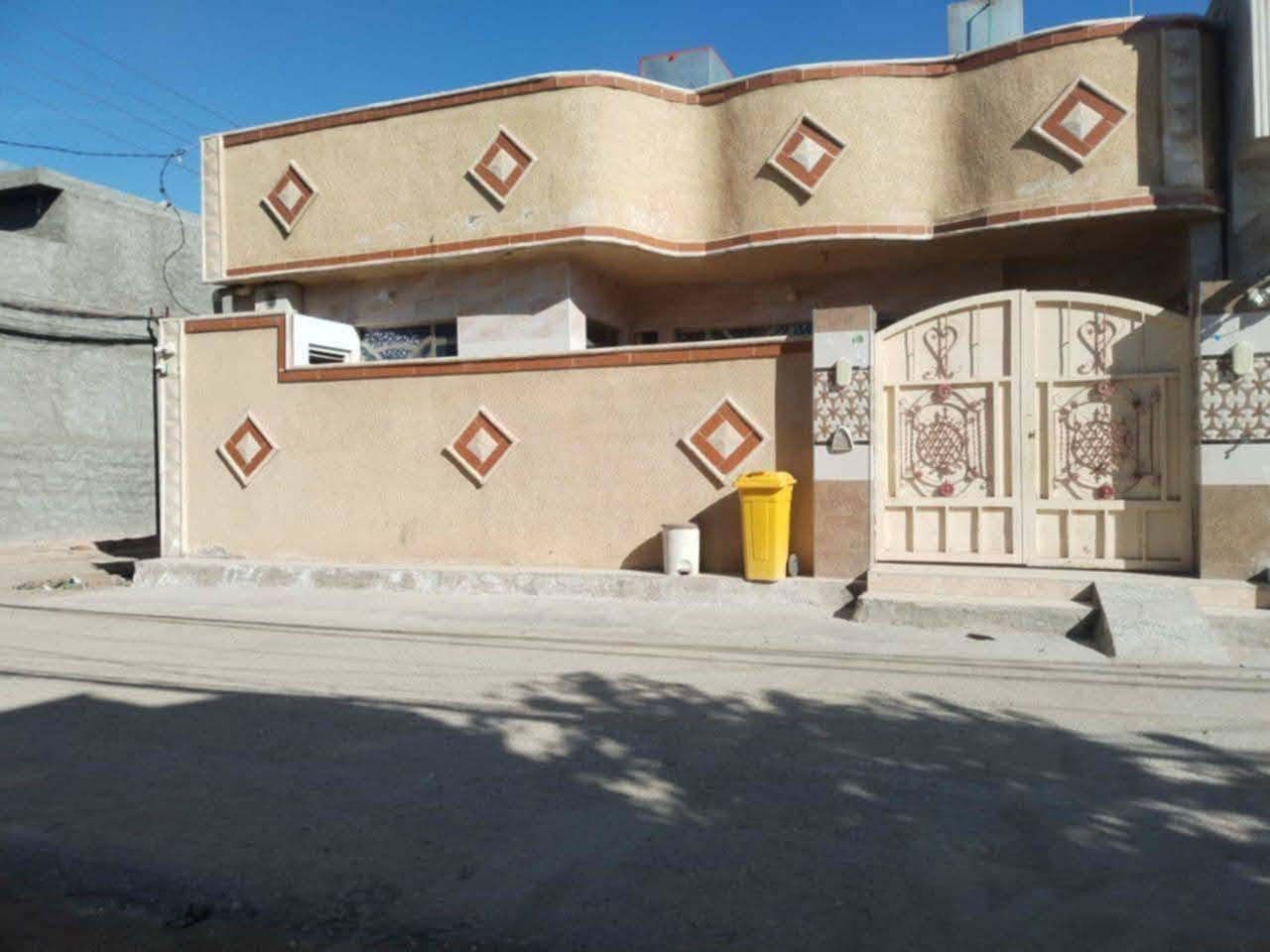 ياالله على بركة الله دار ركن زراعي للبيع المساحة ١٧٢متر. البناء طابوق في حي الامير خلف معرض الاسدي يحتوي البيت على غرفتين نوم 4×4 منور  بين الغرفتين متر و٤٠ في ٤ متر طول 
 صاله  مفتوحه ١٠ ×4استقبال 5×4مطبخ ٣ ونص ×٤
بيتونه ١٠ ×٤الواجهة سيراميك السطح شتايكر وفلين عازل للحرارةوصحيات خارجيه وداخليه ***********
@إشارة
