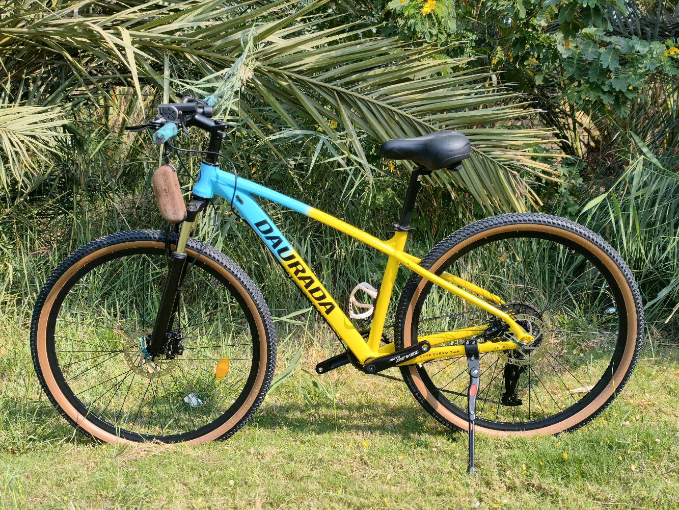 دراجة جبلية متطورة للطرق الوعرة. تتميز بهيكل بلون أصفر مشرق وتصميم يجمع بين الانسيابية والمتانة. مجهزة بمكابح قرصية قوية، ومغير سرعة متعدد المستويات لتجربة قيادة محسنة على كافة أنواع الطرق. المقعد واسع ومريح مع نظام تهوية ودعم إضافي. فرصة رائعة لعشاق المغامرة.