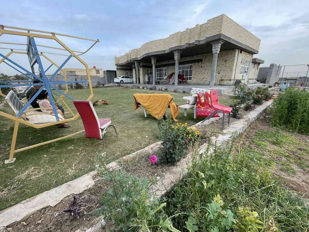 السلام عليكم 
للبيع بيت مساحه 400 متر مع الارض 1600 متر طاير زرعي سند 25 بناء حديث طابوق سنه 2025 يحتوي البيت على 3 غرف نوم و مطبخ حار و بارد و صحن درج كبير و استقبال كبيره و اضافه إلى حديقه مساحته 200 متر  
للاستفسار ***********
