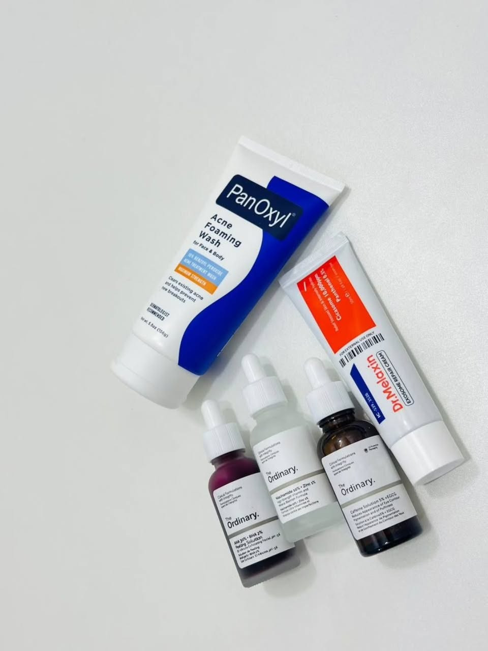 بسم الله الرحمن الرحيم 

روتين متكامل لعلاج الحبوب وتنقية البشرة ✨
إذا تعانين من الحبوب، المسامات الواسعة أو آثار البشرة، هذا الروتين يجمع بين التنظيف العميق والعلاج والترميم للحصول على بشرة أنقى وأكثر إشراقاً.
🔹 غسول PanOxyl Acne Foaming Wash
غسول علاجي يحتوي على بنزويل بيروكسيد بتركيز قوي يساعد على تنظيف المسام بعمق، تقليل البكتيريا المسببة للحبوب، والتقليل من ظهور الحبوب الجديدة. مناسب للوجه والجسم.
🔹 سيروم The Ordinary Niacinamide 10% + Zinc 1%
يساعد على تقليل الإفرازات الدهنية، تصغير مظهر المسامات، وتهدئة الحبوب والاحمرار للحصول على بشرة متوازنة ونقية.
🔹 مقشر The Ordinary AHA 30% + BHA 2% Peeling Solution
مقشر قوي يزيل الخلايا الميتة ويجدد البشرة، يساعد على تفتيح آثار الحبوب وتحسين ملمس البشرة وإعطائها إشراقة واضحة.
🔹 سيروم العين The Ordinary Caffeine Solution 5% + EGCG
يقلل من الهالات السوداء والانتفاخ تحت العين ويمنح منطقة العين مظهراً أكثر إشراقاً وحيوية.
🔹 كريم ترميم البشرة Dr. Melaxin Exosome Repair Cream
كريم مرطب ومجدد يساعد على إصلاح حاجز البشرة، تهدئة التهيج، وترطيب البشرة بعمق بعد استخدام العلاجات.

#فولو #فولومي #فولورز #اكسبلور_فولو #ضيفوني الاكسبلور_فولو💕 بيع_لايكات لايكاتكم_تسعدني قناة_هاشتاك_instagram_على_التيليجرام  تعليقات تعليقاتكم_تسعدني😍 تعليق تعليقاتكم_تسعدني متابعة_للبيج ضيفو اكسبلور لقطة لايك دعم تفاعل لايكات كومنت كومنتات اكسبلور


**إذا كنت صاحب هذا الإعلان وتريد حذفه لأي سبب، رجاءا أرسل رسالة إلى الدعم الفني**