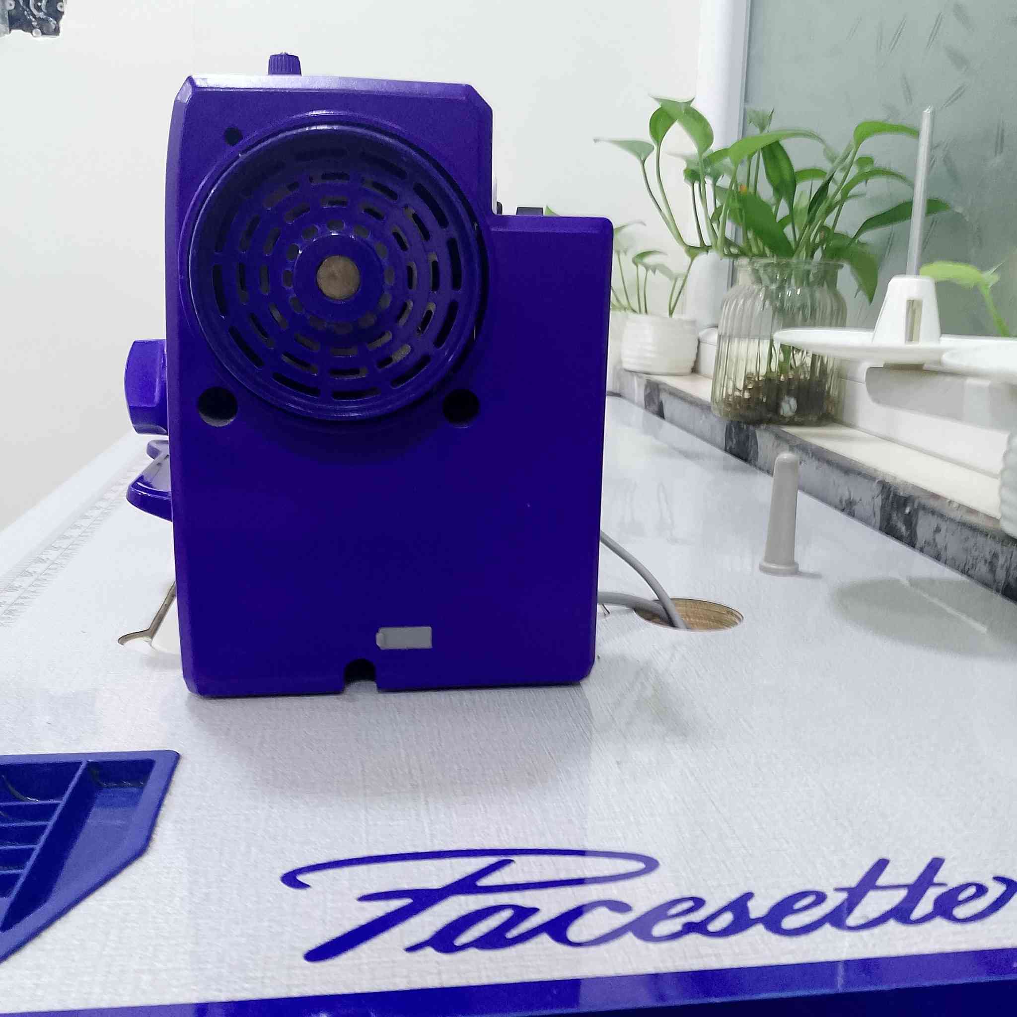 السلام عليكم ورحمه ماكنة خياطه نوع. باسستر. الاصلي.  جديده. استخدام. منزلي.  بيه. مخرج. شحن.  السعر. 320بيه. مجال. قليل. مكان. بغداد. البلديات  للاتصال ***********
