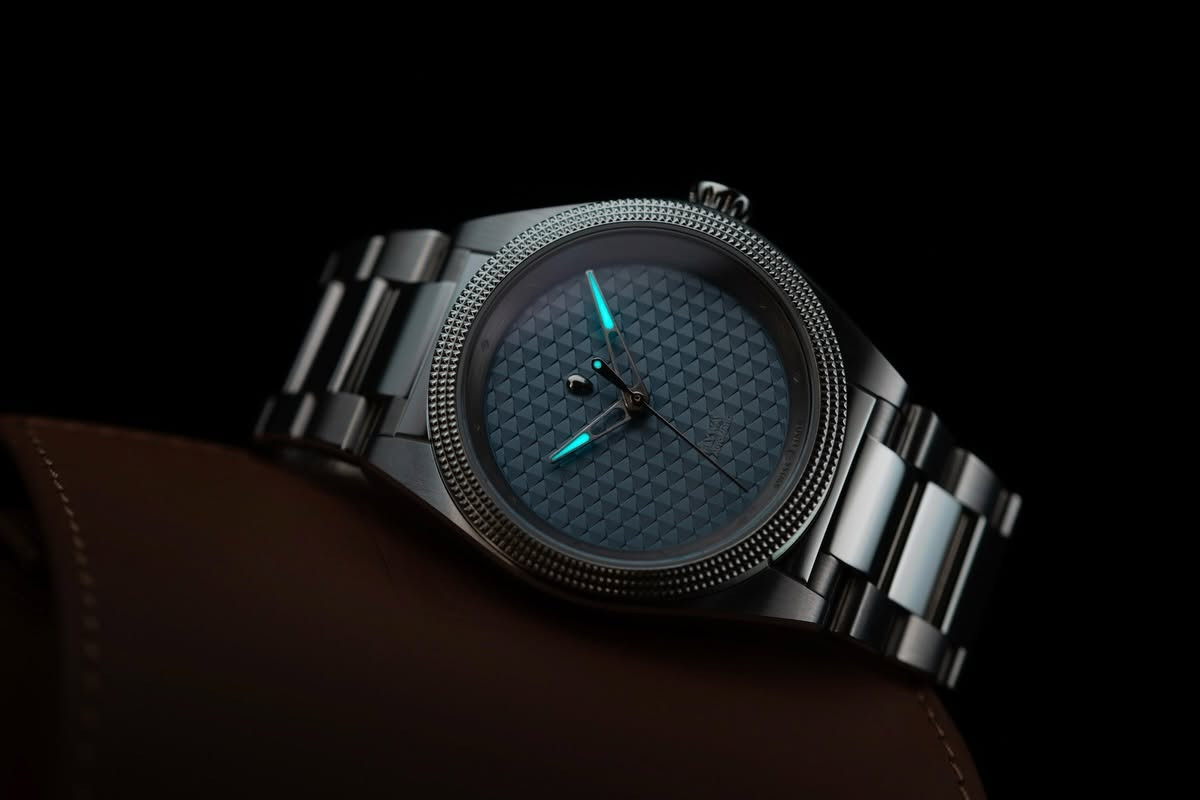 The Flyway Atlantic

A perfect arch inspired by birds’ wingspan, a world-first hyperbolic paraboloid sapphire crystal, elegant 36mm proportions for slender wrists, and a Swiss Made movement at its heart.

To learn more, visit our website.

#isotopewatches
#isotopeflyway
#flywayatlantic


**إذا كنت صاحب هذا الإعلان وتريد حذفه لأي سبب، رجاءا أرسل رسالة إلى الدعم الفني**