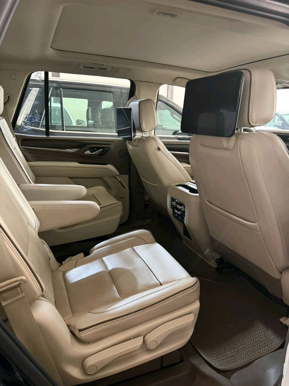 هل تبحث عن السيارة المثالية التي تجمع بين الهيبة على الطريق والراحة المطلقة لعائلتك؟ نوفر لكم الآن تشكيلة مختارة من أحدث إصدارات GMC و Chevrolet Tahoe بـ "أصفار" الوكالة وأعلى المواصفات.
​✨ الموديلات المتوفرة:
​جمسي يوكن (GMC Yukon): فئات (SLE, SLT, AT4, والقمة DENALI).
​شفروليه تاهو (Tahoe): فئات (LS, LT, Z71, والمميزة RST).
​💎 مميزات السيارات:
​الأداء: محركات V8 جبارة مع تقنيات توفير الوقود الحديثة.
​التكنولوجيا: شاشات عرض عملاقة، نظام صوتي Bose، ودعم كامل لـ Apple CarPlay و Android Auto.
​الأمان: أنظمة الرادار، الكبح التلقائي، الرؤية المحيطية 360 درجة، وتنبيه النقاط العمياء.
​الراحة: مقاعد جلدية فاخرة مع خاصية التبريد والتدفئة، ومساحات داخلية واسعة جداً.