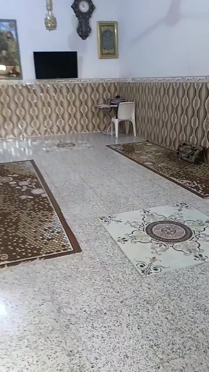 السلام عليكم بيت للبيع📢📢
المكان في حي الامين اولئ بنزلت شارع تنانير 
مساحة البيت 150م🏢
يحتوي البيت ع استقبال وغرفة وصالة ومطبخ وصحيات 
الاستفسار ع هذا رقم ***********
