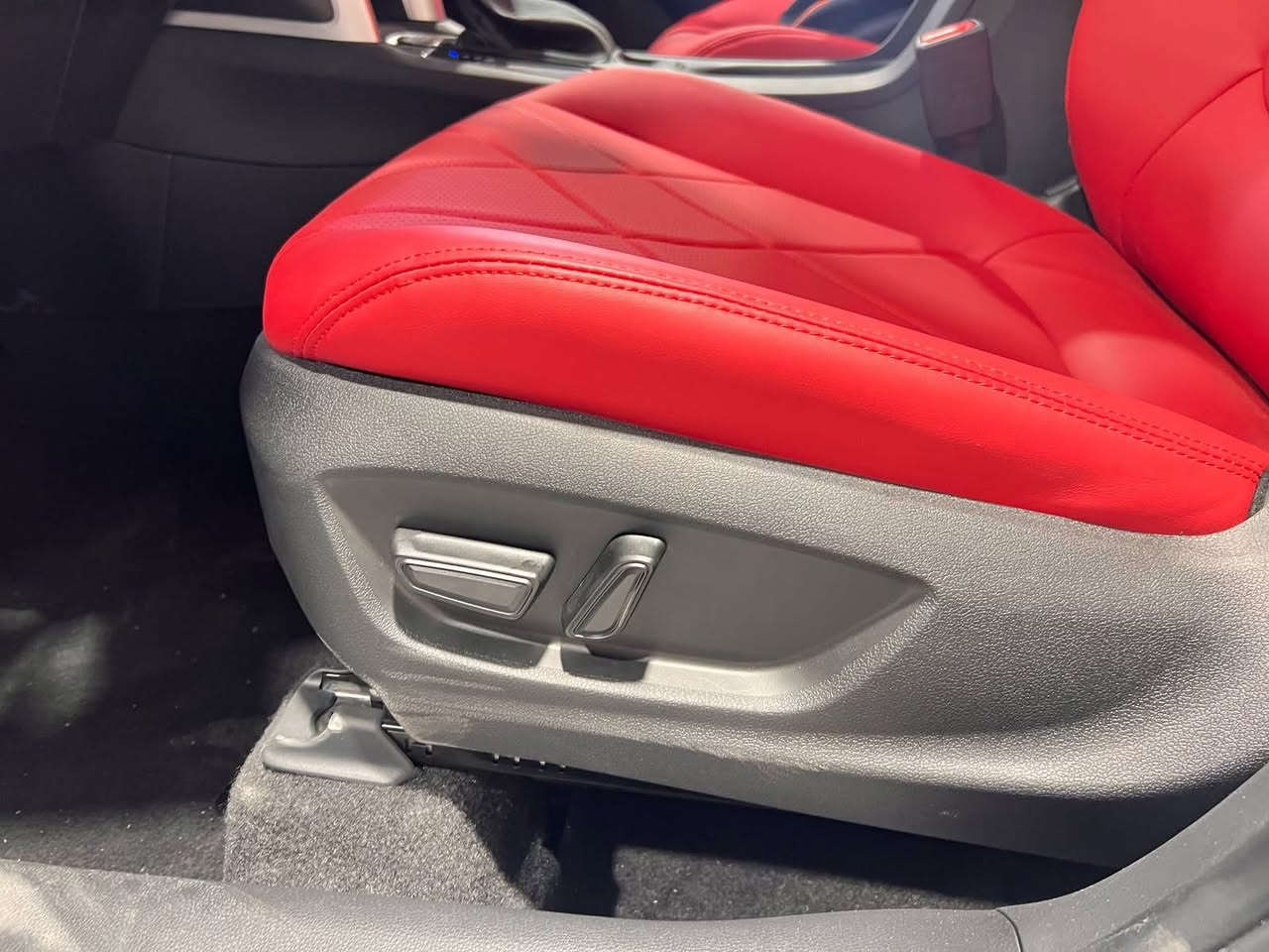 تويوتا كورلا كروس موديل 2025
السعر :  30 مليون رقم وسنويه كامل 

المواصفات ⁉️

✅ محرك 2000 سي سي – 4 سلندر هايبرد (صنع في اليابان)
✅ دفع أمامي + ناقل حركة CVT
✅ أربع كاميرات بزاوية 360 درجة لرؤية شاملة
✅ جنوط قياس 17 إنش
✅ مصابيح أمامية LED
✅ دخول وتشغيل بصمة (عدد 2)
✅ إشارات على المرايا الجانبية
✅ تحكم كهربائي كامل بالنوافذ
✅ مقعد السائق كهربائي + مقاعد جلد
✅ تبريد أمامي وخلفي
✅ فتحة سقف (سلايد) بانورامية
✅ نظام مراقبة ضغط الإطارات TPMS
✅ نظام رادار أمامي ومثبت سرعة
✅ أنظمة سلامة متقدمة:• نظام تحذير التصادم الأمامي• نظام التوقف التلقائي• نظام تحذير الخروج من المسار• نظام البقاء داخل المسار
✅ بلوجكترات + نظام ABS
✅ منافذ USB-C

شركة الفرس ألأبيض لتجارة السيارات 🚗
☎***********
☎***********

 بغداد مدينة معارض البياع -الشارع المميز-مقابل كراج البياع 📍
لاستفسار يرجى الاتصال على الرقم:
☎***********
☎***********
