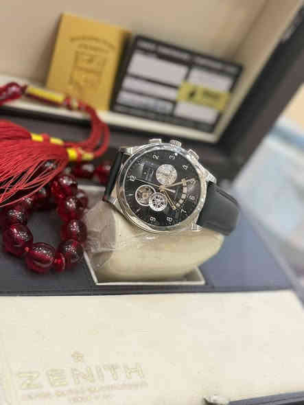 انظر إلى قلب الدقة يخفق على معصمك... Zenith El Primero Chronomaster Open "Power Reserve" ليست مجرد ساعة، بل هي قطعة من تاريخ صناعة الساعات حية تتنفس.

تُجسد هذه التحفة الميكانيكية إرثًا عريقًا، حيث كانت حركة El Primero من أوائل حركات الكرونوغراف الأوتوماتيكية في العالم. واليوم، تأخذك هذه الساعة إلى ما وراء الوقت من خلال نافذتها المفتوحة الساحرة، التي تمنحك إطلالة حصرية على آلية العمل الداخلية وهي تؤدي رقصتها الدقيقة.

عرض خاص بمواصفات استثنائية:

· الحالة: كالجديد - كما وصلت من المتجر لأول مرة.
· القطر: 44 ملم (مقاس أنيق وكلاسيكي).
· الحركة: كاليبر 4021 تلقائي - أشهر حركة كرونوغراف في العالم.
· السوار: سوار جلد أسود .
· التصميم: علبة من الفولاذ المقاوم للصدأ.
· مرفقاتها: العلبة الأصلية والكارت الرسمي (ضمان الجودة والأصالة).

أبرز المميزات:

· نافذة مفتوحة تكشف جمال الآلية.
· مؤشر احتياطي طاقة.
· دقة خارقة لقياس 1/10 الثانية.

للاستفسار والشراء، زورونا في:

· اسم المحل: 🏆 Golden Watch
· العنوان: 📍 واسط - الكوت - شارع المغرب
· للتواصل: 📞 *********** (واتساب أو اتصال مباشر)

لا تكتفي بقياس الوقت، بل امتلك أسطورة بحالة لا تُنسى.

#Golden_Watch #الكوت #واسط #زينيث #Zenith #ElPrimero #Chronomaster #ساعات_فاخرة
