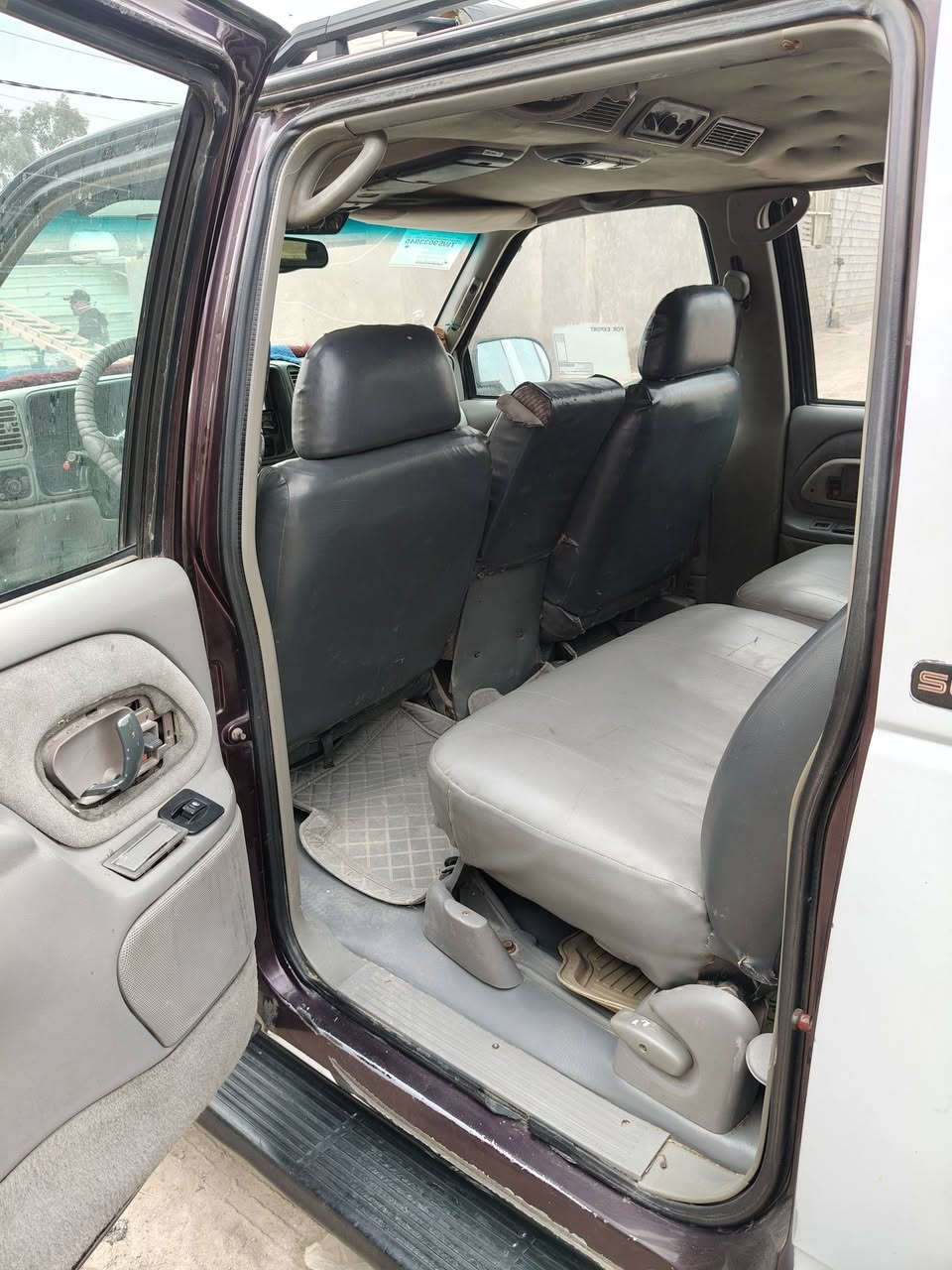 السلام عليكم
سيارة جمسي بهبهان موديل 98 (ست براغي)  مكينه 350عنكبوت كير 700 دواخل الفينات جلد سياره شغالة وين ما يعجبك اطلع رقم صلاح الدين الماني مصفرة هيئة عليها غرامه 272 الف دينار فقط سنوية نافذة السعر (35) ورقة مستعجل علبيع  للاستفسار  الاتصال على الرقم*********** متوفر واتساب المكان كوت حي الحكيم.
