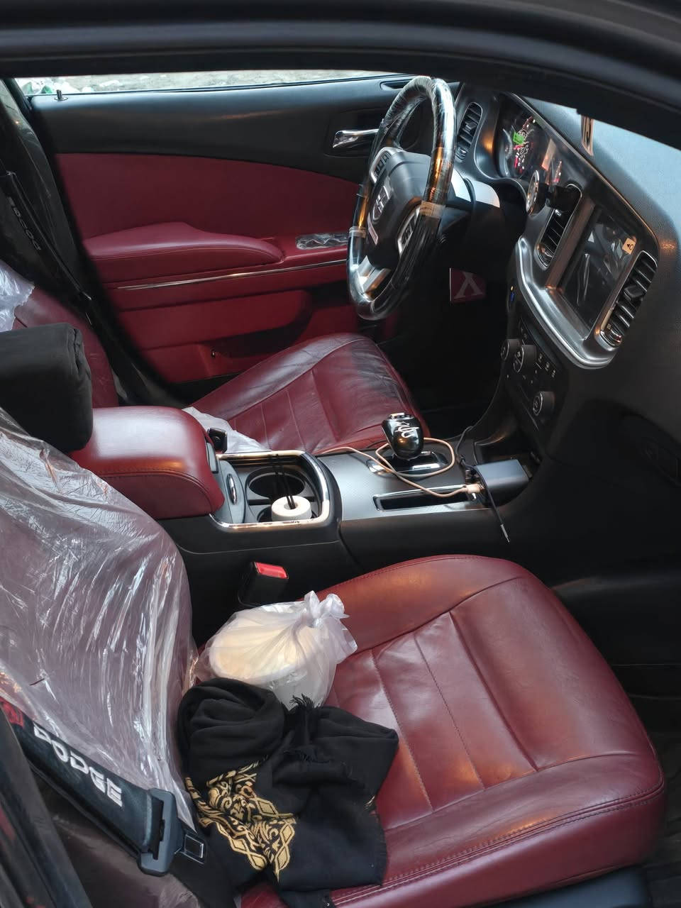 جارجر للبيع 2013
كير طياره 
شاشه كبيره 
فتحه بالسقف 
عداد 260km
ماشيه 185mi
 داخل احمر 
كير مكينه شرط
بيها الجاملغ عكس السايق مصبوغ 
وبيها بالداير الي بالجاملغ خلف الصدر طخه وما امعدله بعد 
السياره بسمي هزه جديده وتحويل بنفس اليوم 
مكان السياره بالموصل 
***********
***********
السعر 170 وبيها مجال حك الجيه
