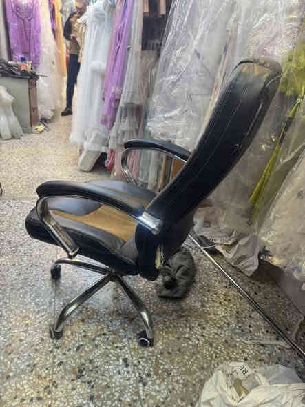 كرسي مكتي باب اول للبيع يتحمل وزن ٥٠٠ كيلو واكثر 
للاستفسار ***********
