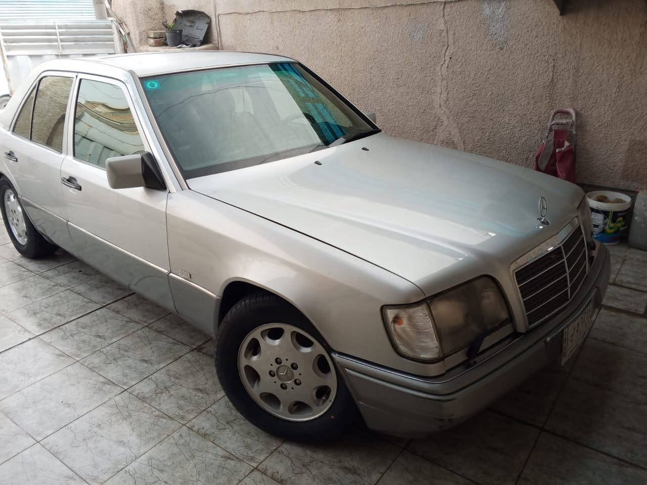 السلام عليكم 
للبيع فقط 
مارسيدس دب بيبي شبح e320 موديل 1994 اصل
رقم بغداد مشروع وطني باسمي تحويل مباشر
محرك بلادي خراطيم 6 سلندر ، كير D4 
سيارة جداً نظيفة وكلها بلادية مملعوب بيها 
محرك كير حدادية والكهربائيات كلها ممتازة  
تبريد جداً ممتاز 
دبل ايرباك 
عداد سرعه 260 كم 
كروز سرعة 
تخم تاير جديد قبل سبوع شادهن
كشنات جلد  تحكم كهرباء 
بردة خلفية كهرباء 
اريل كهرباء 
مراية جانبية كهرباء
جام 4 كهرباء
ستيرن كهرباء
سنتر لوك 4 ابواب 
سلايد طكتين 
قواعد دبل بلادية 
ويل كب تفاحة بلادي
مكاني بغداد السيدية  
السعر 88$  مجالها شي بسيط 
***********
