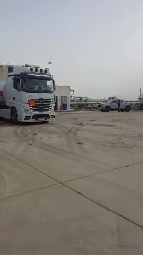 سلام عليكم ورحمة الله بركاته …
الحمدالله وصول تحميل اول وجبه من مصفى الشعيبه لتفريغ في خزانات العقبه علماً تحميل مستمر لصالح شركة دازل من الشعيبة إلى العقبة للمنتوج الأسود، وحسب التفاصيل أدناه:
1- أجور النقل:
100 دولار / طن + إكرامية 200 دولار.
2- التفريغ:
تفريغ فوري، وفي حال تجاوز مدة التفريغ 72 ساعة تُحتسب عطالة بمبلغ 50 دولار لكل يوم تأخير.
3- آلية الدفع:
السلف مفتوحة والصرف نقداً.
علماً أن لدينا برقية صادرة (وجبة أولى)، وسيتم إصدار الملحق الثاني يوم غداً الاثنين
أرقام التواصل الخاصة بالبرقية:
* عمر: ***********
أرقام مناديب القطع:
* حيدر الخفاجي: ***********
* أبو زيدون: ***********
* الحاج فلاح: ***********
* حسين الشمري: ***********
* وادي: ***********
* أحمد: ***********
تسجيل السرة:
* يونس: ***********
@إشارة
