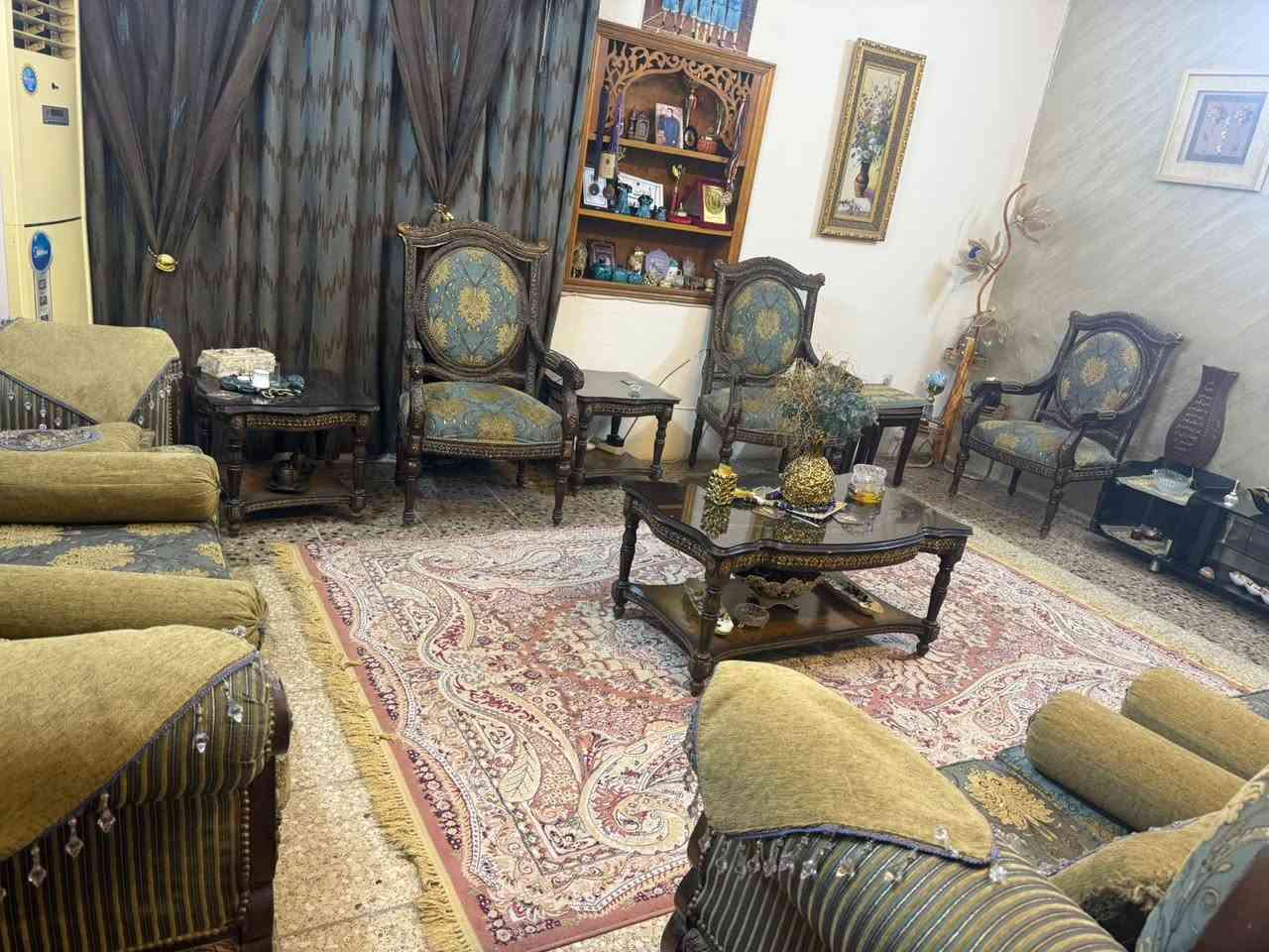 تخم كلاسيك فخم بطابع ملكي، خشب محفور بلون غامق مع قماش مزخرف بدرجات الأزرق والذهبي والزيتوني.
يتكوّن من قنفتين  كبار ويا 3 كراسي مفردة وطاولات جانبية مع ميز سنتر زجاج، المكان بغداد اليرموك السعر مليون ونص الشراي خاص


**إذا كنت صاحب هذا الإعلان وتريد حذفه لأي سبب، رجاءا أرسل رسالة إلى الدعم الفني**