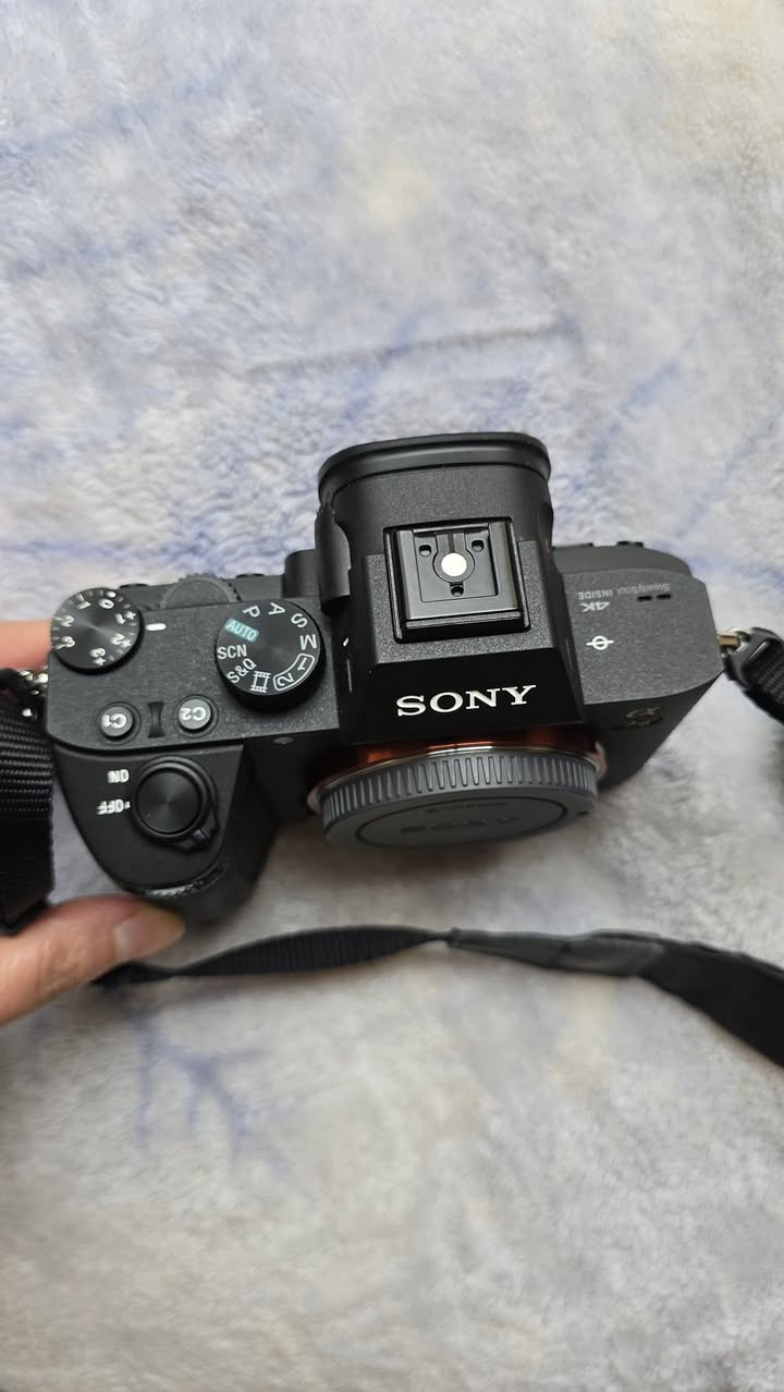 مكلف بالنشر 
للبيع كاميرا Sony A7III (Full Frame) الغنية عن التعريف، بحالة الوكالة (أخو الجديد تماماً).

العدّاد (الشتر): 860 لقطة فقط! (يعني الكاميرا لم تُستهلك أبداً وبكامل عمرها الافتراضي).

الحالة: ممتازة جداً، استخدام منزلي خفيف جداً وخالية من أي عيوب أو خدوش.

الملحقات: حزام السوني الأصلي + شاشة حماية مركبة لحفظ الشاشة.
السعر: 1,550,000 دينار

التواصل حصرًا على حساب الانستا ( shiri.fa0 )


**إذا كنت صاحب هذا الإعلان وتريد حذفه لأي سبب، رجاءا أرسل رسالة إلى الدعم الفني**