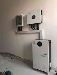 منظومة طاقة شمسية • Growatt ٦ كيلو • بطاريات LiFePO4 ١٥٫٣٦×٢