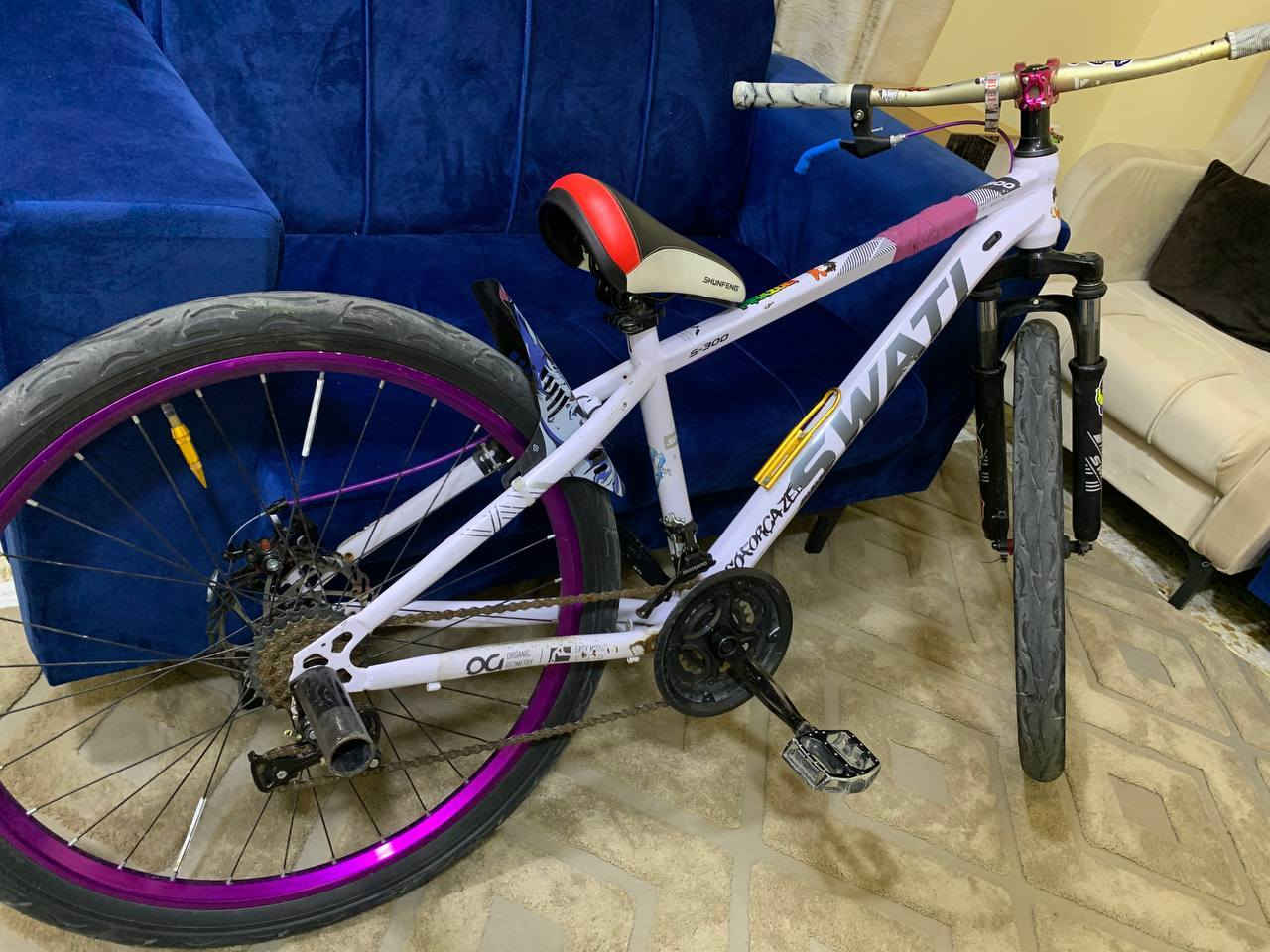 سلام عليكم بايسكل بايك اصلي بايسكل متعوب عليه يخبل ونضيف كلش رايده ب ١٥٠ شراي يراسل عل هل رقم *********** عنواني بغداد شارع حيفا
