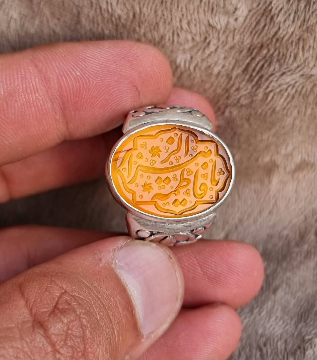 عقيق يماني زعفران مخطوط خط يدوي المبدع محمد همداني 🔥يا فاطمه الزهراء 🔥بصياغه يدويه ثقيله للبيع مكاني بغداد يوجد توصيل إلى جميع المحافظات للبيع فقط فقط أحبتي الغوالي ما اراوس بس ابيع
***********
