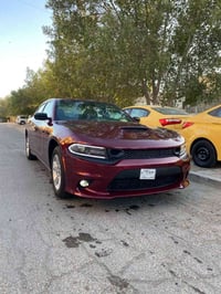 دوج جارجر 23 sxt وارد امريكا ماشيه 25 mi بصمه تشغيل وأبواب وحساس خلفي ...