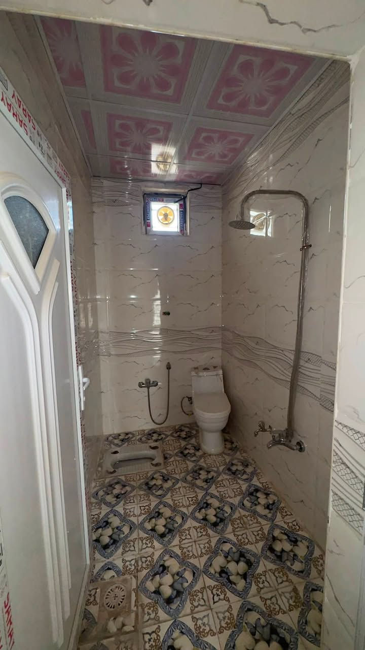 بيت طابقين ركن للبيع ما مسكون نهائياً يعني جديد بناء حديث كربلاء خلف باب طويريج بي سبلت و سخان و ماطور و برد سحب و بي كهرباء مساحته 55 منطقه سكنية راقية بيت يصلح حسينيه و بي مجال للتعامل للاستفسار الاتصال على الرقم او التواصل خاص 
***********
