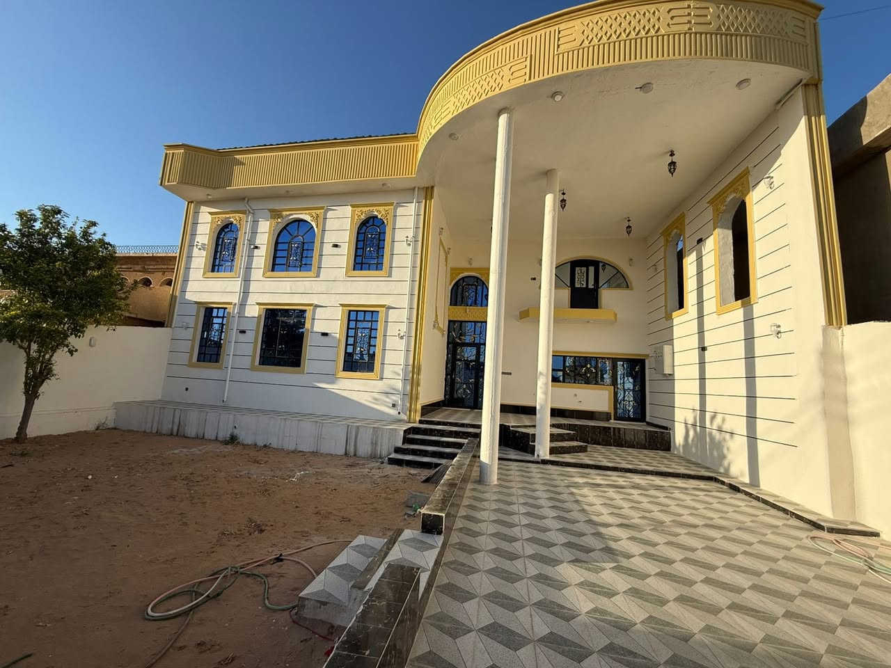‼️ما يعجبك البيت و السعر تكدر تعبر المنشور بدون ما اتعب نفسك
دار للبيع موقع خلف العيادات شارع تبليط 

بيجي حي العصري موقع مميز خلف العيادات مباشر خلف مجمع الطواف مقابل حديقة قرب المستشفى وشارع روتانا

طابو ملك 

مساحة البيت 300م   

طابقين الطابق الاول بلوك والطابق الثاني طابوگ

الدار متكون من كراج وحديقة و 5 غرف نوم كبار

واستقبال ومطبخ 

 سحب مغربي البيت بالكامل 

#للأستفسار
***********

#السعر

148 وبي مجال
