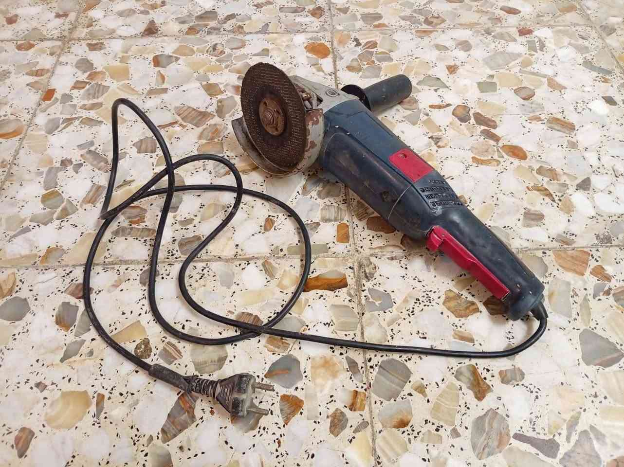 كوسرة ومكينة لحيم  نوعية زينة
مستخدمات قليل للبيت  
كوسرة 35
مكينة 40.       اكو توصيل.      ***********
