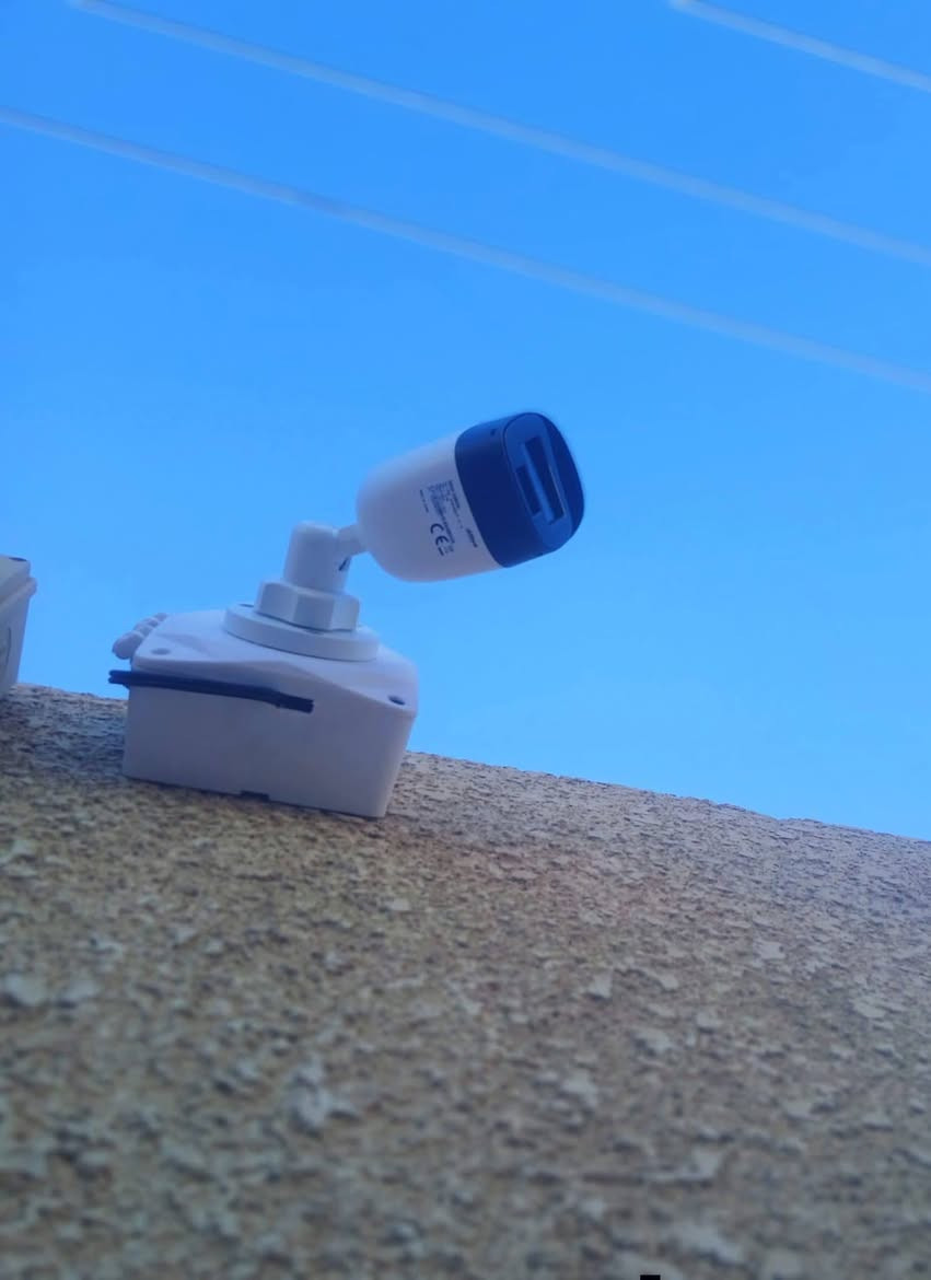 الكامرات غير في شركة دهوا اصلي وضمان سنة وصوره وصوت وضوح تام تام  بعد شمنتظر الركضه راسلنه او خابرنه واستفسر جميع انواع الكامرات نشتغل وجميع الكامرات متوفر واسعار زينه وكله جوه الرخيص *********** واتساب +اتصال+ماسنجر
