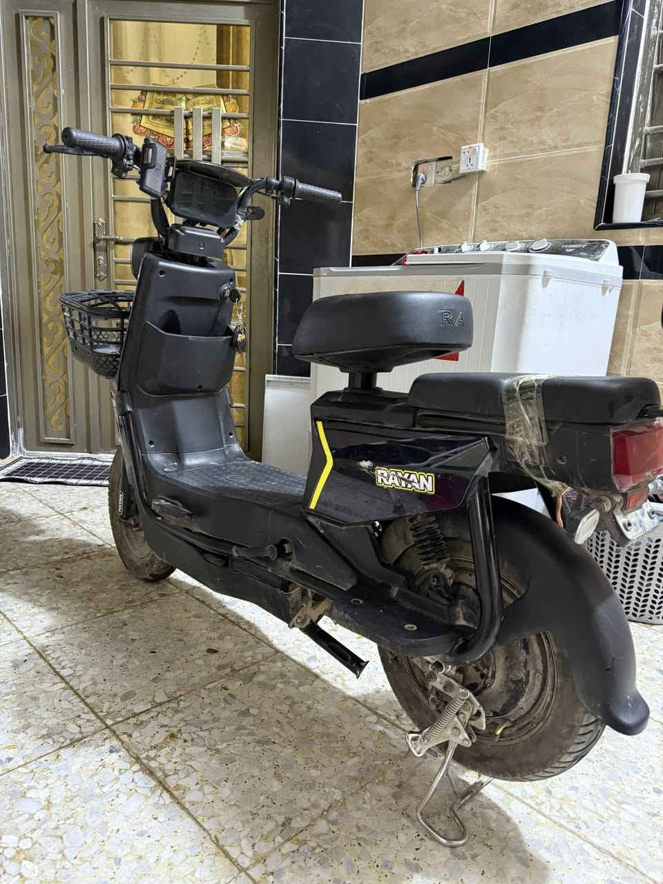 دراجة شحن نوع الريان نظافه ممتازه، بداخلهه ٤ باتريات زينات مامستلهكات بريكاتهه بلمكان لايت شغال وشحن يوصلك ٢٥ كيلو الى ٣٠ كيلو مابيهه نواقص هواي فقط ملاحظات بسيطه ، السعر ٢٢٥ الف وبيهه مجال
المكان بغداد البلديات للاستفسار *********** .
