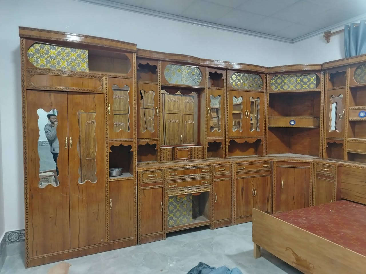 سلام عليكم يوجد غرفه خشاب عراقي هودج اربعينيه الكنتور 6ابواب ملحق الاستفسار على هاذه الرقم *********** بي واتساب مفتوح يوجد توصيل كافت مناطق القائم وفتح وشد خليك مرتاح ويانه
