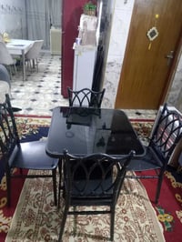 ميز طعام • قابل للتوسيع • ٣-٤ كراسي