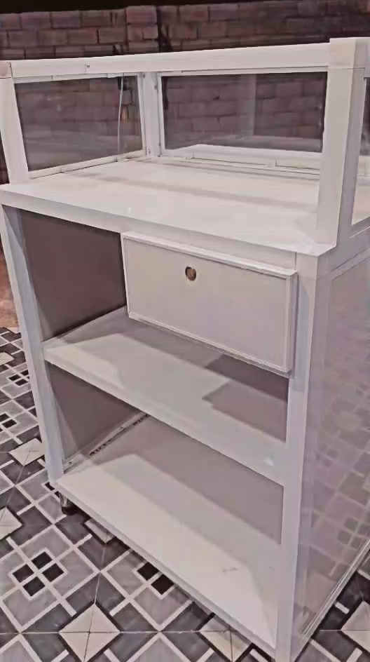 ميز للبيع سعر 200الف وبيه مجال شراي يجي خاص او مراسله عله وتساب ***********او اتصال ‏‪***********‬‏
