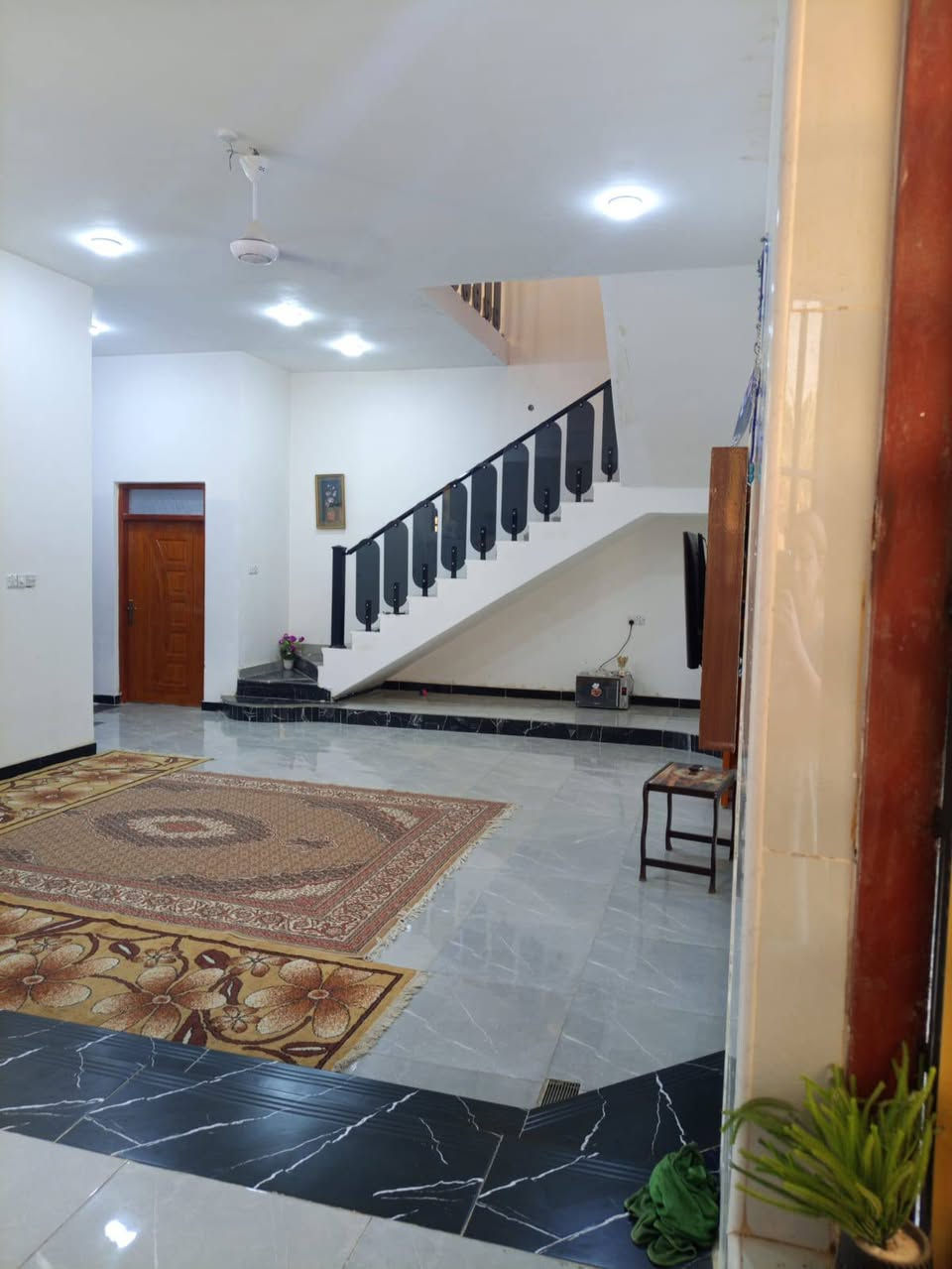 دار للبيع طابقين بناء حديث طابو اسهم مساحة ٦٠٠م السفينة الشارع السياحي قرب مدرسة الواثق شارع الرسول الأعظم صلى الله عليه وآله وسلم..
الطابق الأول: استقبال مساحة ١٥م×٦مع صحيات عدد٢ يحتاج إلى تطبيق أرضية... 
صالة استقبال +صالة عائلة +مطبخ حار بارد +غرف نوم عدد ٢واحدة نظام سويت مع صحيات مشتركة... 
حديقة أمامية، وحديقة خلفية مساحة ٢٠٠م... 
الطابق الثاني غرف نوم عدد (٤)ثلاثة نظام سويت... 
شارع عرض ١٠مع خدمات كهرباء ماء مجاري... 
السعر(350)مليون مع المجال والتوفيق من الله سبحانه... 
للاستفسار (***********)....
دار للبيع طابقين بناء حديث طابو اسهم مساحة ٦٠٠م السفينة الشارع السياحي قرب مدرسة الواثق شارع الرسول الأعظم صلى الله عليه وآله وسلم..
