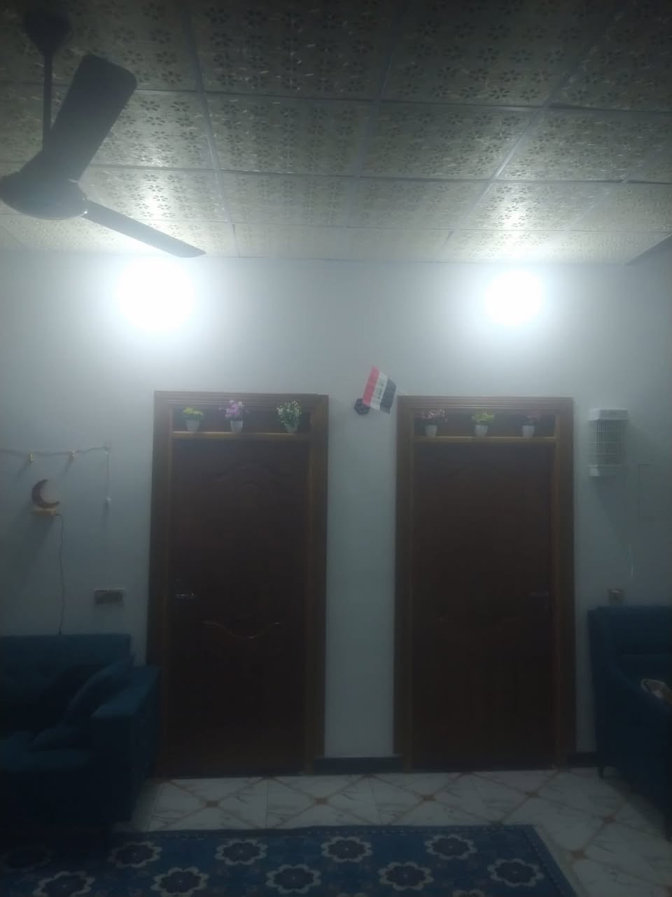 بيت  للبيع مساحة 187 متر. بيت جاهز  بي 4 اغرف اثنين فوك واثنين جوه  وبراني ومطبخ وهول جاهز للأخير 
موقع خلف الملعب  شارع السجاد   بيت مرتب وجهاز


**إذا كنت صاحب هذا الإعلان وتريد حذفه لأي سبب، رجاءا أرسل رسالة إلى الدعم الفني**
