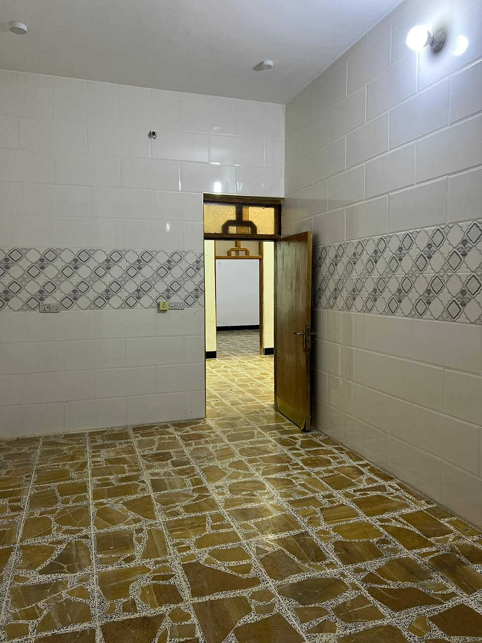 دار للبيع 

في الأنبار فلوجة منطقة الجغيفي الثاني قرب من جامع صفوى الرحمن 

دار مكون من طابقين 

مساحة 150 متر 7،5 ❌20

بناء طابوك من الدرجى الأولى 
بناء حديث 
شارع 10 متر تبليط
ارض بچر 
وصنف العقار طابو زراعي سند 25
يحتوي الطابق الأول علا غرفة نوم وصاله وستقبال ومطبخ ومنور وحمام وكراج سياره وصحيان
والطابق الثاني 2️⃣
مكون من ثلاث غرف نوم وصاله وحمام فقط 

السعر وباقي التفاصيل الأتصال علا الأرقام التالية
***********

***********
