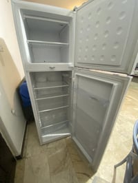 ثلاجه • للبيع • بيها مجال