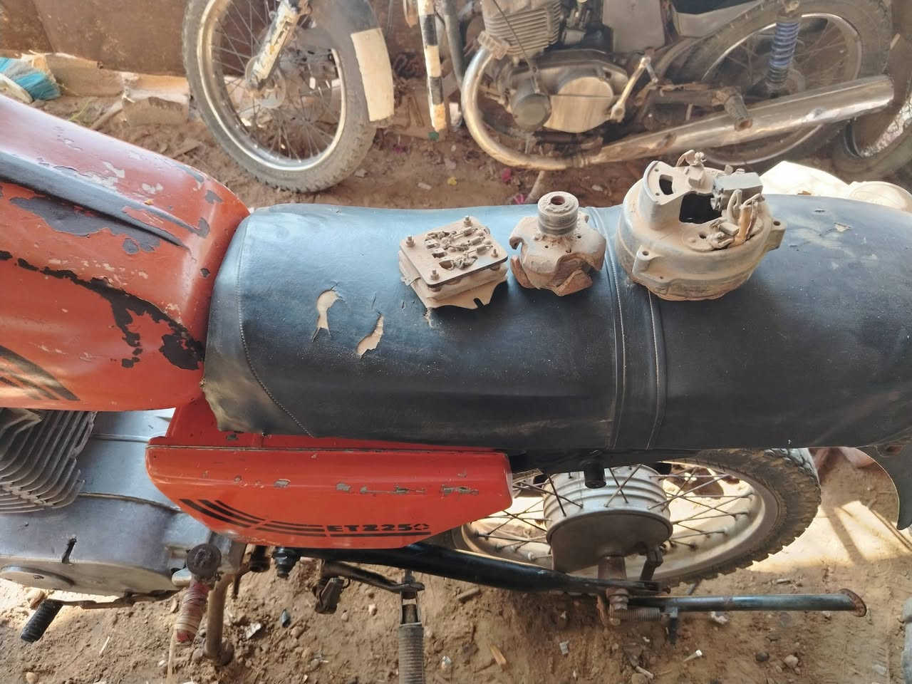 من رخصت المدير ٨٢ للبيع متروك  و مكينه ٤ كير بيهه النمره الثالثه ماتاخذ مكان الأنبار هيت اتصل على الرقم ***********
