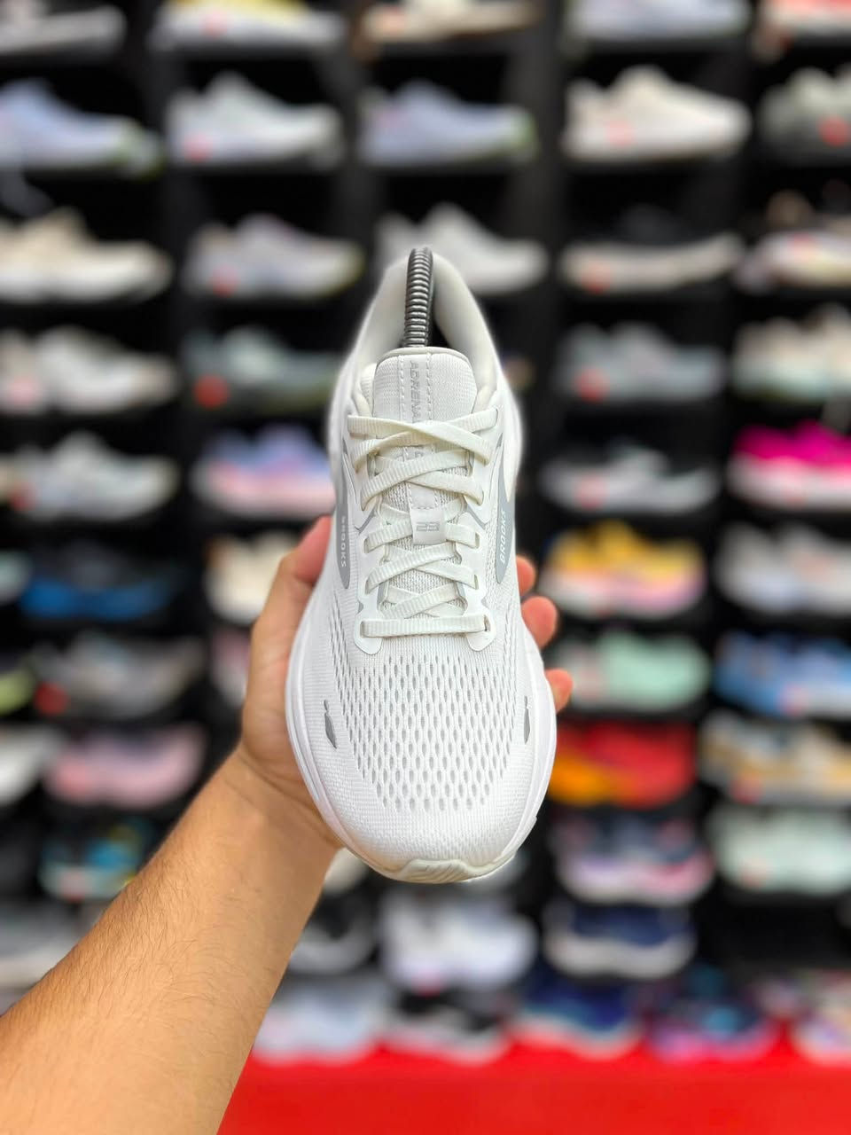 Brooks Adrenaline GTS 23

نظام الدعم الشامل (GuideRails): يساعد على محاذاة حركة الجسم الطبيعية وحماية الركبتين من الحركة الزائدة.تقنية التبطين DNA LOFT v2: نعل أوسط يوفر امتصاصاً ممتازاً للصدمات وراحة فائقة بوزن أخف.جزء علوي شبكي (Engineered Mesh): نسيج محبوك يوفر تهوية مثالية للقدمين أثناء الاستخدام الطويل.

قياس  38.5 القدم 24.5

السعر  75 الف

توصيل 5 محافظات 3 داخل النجف 
العنوآن نجف ملحق الروان
*********** واتساب
