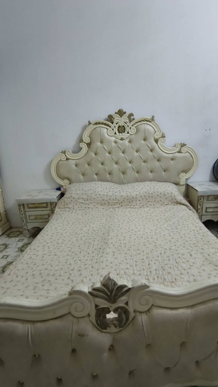 غرفه نوم نضافه٧٠/٪ سعر ٤٠٠وبيه مجال واتساب فقط  ***********
