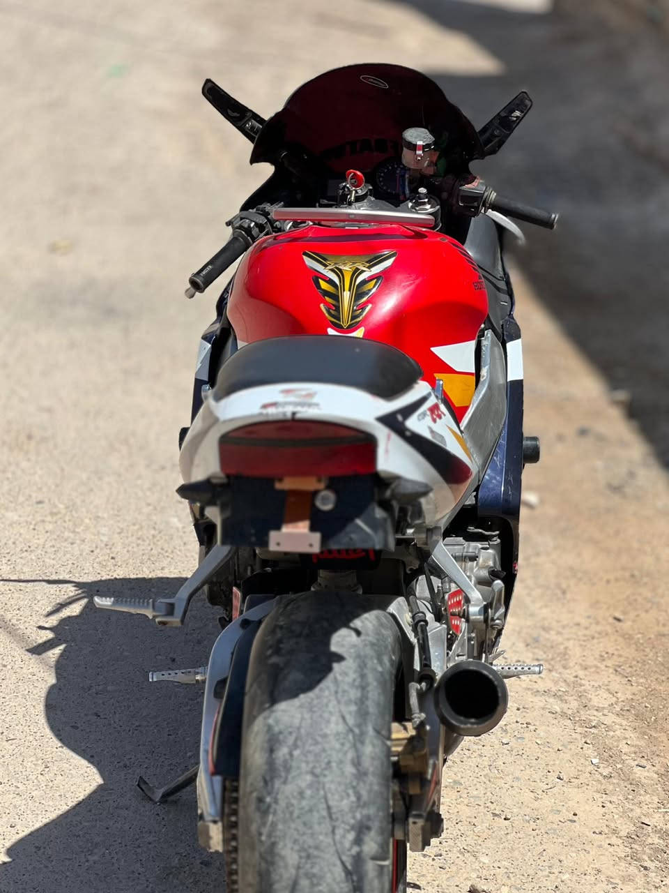 � للبيع : Honda CBR 929RR FireBlade
📌 تسجيل: 2004
📌 الوارد: ياباني
📌 اللون: تراي كولر
📌 فئة الدراجة: سوبر سبورت

━━━━━━━━━━━━━━━

✅ الأوراق كاملة
✅ الكمرك مدفوع كامل
✅ الضريبة مدفوع مكينة مجفت قبل شهرين 
✅ التعشيقات كلها سليمة
✅ تبريد ممتاز
✅ السحب قوي جداً 🔥

━━━━━━━━━━━━━━━

⚙️ المواصفات الفنية:

🔹 محرك 929cc
🔹 4 سلندر DOHC
🔹 تبريد مائي
🔹 حقن إلكتروني PGM-FI
🔹 قير 6 سرعات
🔹 قوة تقريباً 150 حصان
🔹 سرعة300كم/س

━━━━━━━━━━━━━━━

🛠️ الإضافات والتعديلات:

✔️ إكزوز رياضي
✔️ شكل سبورت مرتبة
✔️ صوت جميل ومرتب
✔️ستايل رياضي

━━━━━━━━عارضيه ب 25$ورقه وبيه مجال مكاني بغداد النهروان وتساب وع الخط ***********
