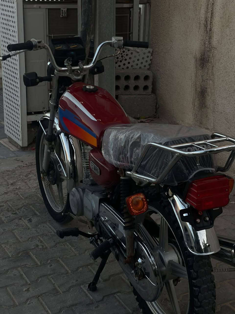 ملاحظه ما متواجد على الفيس فقط واتساب او اتصال على الخط
دراجه اربعه كير  جديده مافيها نقص موديل2021 اوراق كامله سكنر  السعر400 بيها مجال محرك ناعم شلعه لا تدخين لا تبخير  ولا تنقيص دراجه مثل ما تشوف  جديده   جديدان  دراجه ناشفه وحلوه اي اختلاف عن الصوره لا تشتري سعر400 اوراق سكنر عنوان نجف الرقم واتساب واتصال***********
