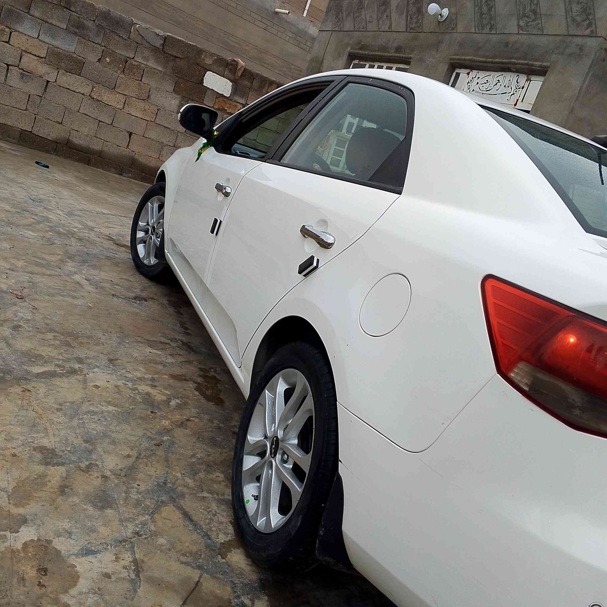 السلام عليكم كيا سيراتو 2011 خليجي مكينه وحداديه وتبريد كير تخم تاير جديد رقم جديد هزه وسنويه جديد بها قطعتين صبغ بدون اي دواخل تريد وكاله للتحويل العنوان واسط الزبيديه عزيزيه سعر 97 وبيها مجال***********
