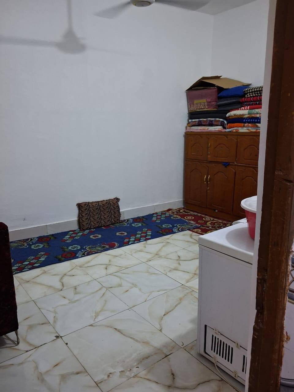 بيت البيع مستعجل بسبب الظروف البيت يتكون من ثلاثه غرف نوم  م خمسه في اربعه ع صاله سبه في اربعه استقبال سبعه في اربعه المطبخ قيد النشاء الصحيات داخليه وخارجيه البيت كلش نظيف الموقع  حي الصادق مقابيل الكناهره  المساحه ٢٤٠ الكلي الخدمات مجاري ماء وكهرباء وشارع عشر ١٠  تجي وشوف بعينك واني خادم ***********
