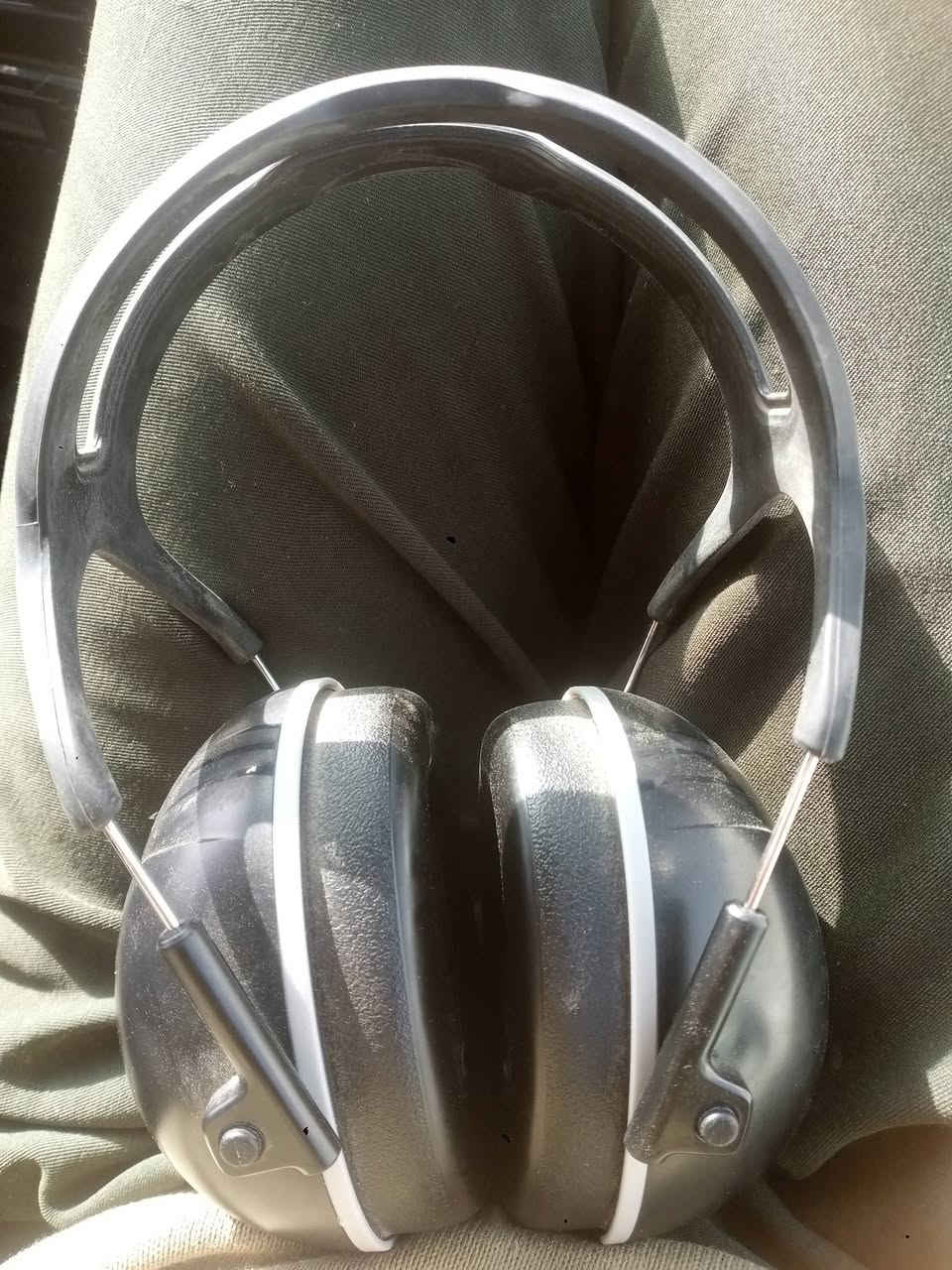 السلام عليكم متوفر سماعات لكتم الصوت الخارجي فقط تفيد أهل العمل بالمولدات ذات الصوت العالي وتحافظ على الأذن من الأصوات العاليه أثناء العمل للاستفسار الاتصال على الرقم *********** بيه واتساب
