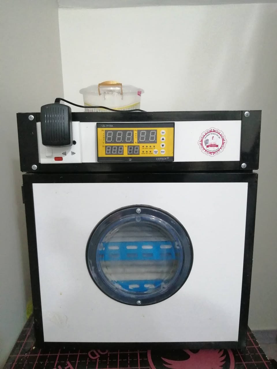 السلام عليكم فقاسه ٢١٠ بيضه من فقاسات ابو رضا جديده شوف العين مشتغله شهر واحد فقط كامله مع ملحقاتها ٣ محمل دحرجه و سلتين للبيع السعر ٢٥٠ الف و العنوان قضاء المدينه  ت / ***********
