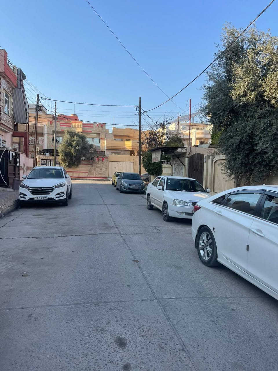 دار للبيع 🏠  يصلح للسكن أو للاستثمار 👉 

الموقع 📍 حي الصديق مقابل متوسطة المهيمن 🏫داخل الفرع 

المساحة 200 متر ❇️.        الواجهة 10.✳️       العمق 20 ✳️

شارع تبليط بعرض 12 🛣️.         اتجاة الدار قبلة  جنوب 🌞 

الدار طابقين مفصول الأرضي عن الثاني ✔️ 

الطابق الارضي مكون من/ غرفتين نوم/ هول/ استقبال/مطبخ/صحيات/ كراج 🌟

الطابق الثاني مكون من/ ثلاث غرف نوم/هول/مطبخ/بيتونة ✨ 

للاستفسار اكثر الاتصال على الارقام التالية 👇 أو مراسلة الصفحة  للمكتب 

***********📱***********📱         السماك لتجارة العقارات 👉 

عنوان المكتب 📌 حي الصديق بعد مرطبات البحرين سائدين الصديق الرئيسية مقابل مدرسة تبارك الاهلية 👍
