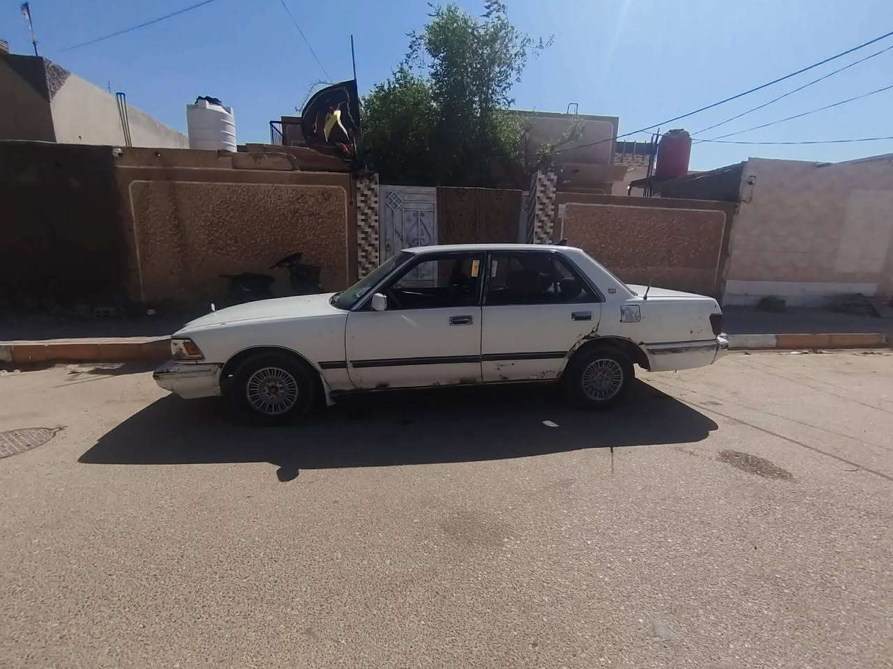 سيدان للبيع مكينه وكير شرط حداديه أمامي وخلفي حلوه والباقي شوف العين السعر 25 وبيها مجال مكان السياره سماوه رميثه ***********

