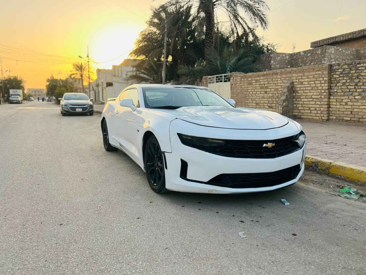 السلام عليكم مراوس او بيع  
كمارو 1lt 🇺🇸🚀
*موديل 19 الشكل الجديد 
*مكينه 2000 تيربو 
*فول للعين عدا الفتحه 
* ثلاث انضمه قياده 
ماشيه 80 ميل  

مواصفات 
*شاشه اعطال 
* تحكمات ستيرن 
* كشنات جلد لون احمر 
* مثبت سرعه 
* محرك نضيف جداً ما مفتوح 
* كير نضيف جداً 
*حدادية امامية خلفية جديد شرط 
* كشنات كهرباء 
* شاشه كبير كار بلي 
* منضومه زنون قوي
* تبريد ثلج 
* سايد كهرباء 
* تعتيم مري كهرباء وتحكم 

عليها ادامه 
تخم تاير جديد اصلي 
بانزين محسن 
منضومه الماء 
دهن صار يومين من مبدله (امزويل )  
باتري جديد 

حادث السياره بدون شاصي ولغد جاملغ امامي وجاملغ خلفي 
وقطعتين كلير يعني 4 قطع ابيع (حزام) قماره بدون صبغ 
والحادث مرفوق ويه الصور .. نصبتها حلوه واحلى من الصور .

السياره رقم بغداد مشروع وطني سنويه جديده 

اذا معجبتك السياره صلي ع نبيك 
والسياره حديده وتروحلكم فدوه اخوتي ..

مكاني كربلاء طويريج
***********
***********
 واي استفسار ع النت موجود وحاضر ..
