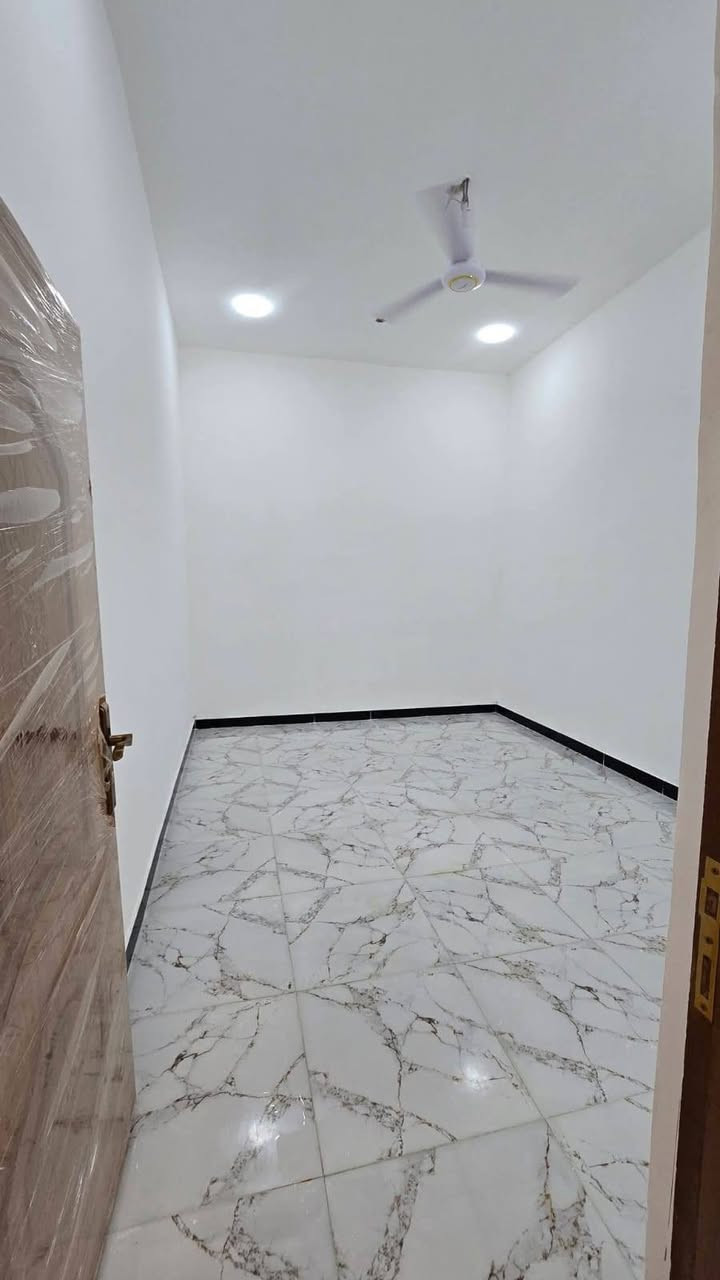 🏠 دور سكنية حديثة للبيع في البصرة - أبي الخصيب 🏠
​متوفر الآن (9) دور سكنية بتصميم عصري وبناء حديث، جاهزة للسكن الفوري.
​✨ المواصفات العامة:
​المساحة: 135 متر مربع لكل دار.
​نوع العقار: طابو زراعي (سند 25).
​حالة الدور: بناء جديد، فارغة، ومكتملة الخدمات.
​📍 الموقع:
البصرة - قضاء أبي الخصيب - شارع كوت ثوني (بالقرب من صيدلية كوت ثوني).
​🏗️ التفاصيل الداخلية لكل بيت:
​🛏️ غرفتي نوم (2).
​🛋️ صالة استقبال.
​👨‍👩‍👧‍👦 ديوان.
​🍳 مطبخ.
​🚿 مجموعتين صحية (داخلية وخارجية).
​🚗 طارمة واسعة.
​💰 السعر: 85 مليون دينار عراقي (قابل للتفاوض للجادين).
​📞 للتواصل والاستفسار:
​***********
​***********
​نرحب بزيارتكم ومعاينتكم للدور في أي وقت.
