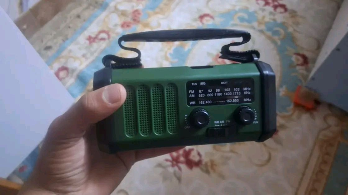 راديو طوارئ محمول متعدد الوظائف موديل XSY-330  يتميز ببطارية ضخمة سعة 10,000 مللي أمبير. صُمم هذا الجهاز ليكون رفيقاً أساسياً في حالات انقطاع التيار الكهربائي، أو التخييم، أو الكوارث الطبيعية، حيث يدعم موجات الراديو AM/FM بالإضافة إلى موجات الطقس NOAA لتلقي التنبيهات الجوية.
المواصفات والمميزات الرئيسية:
تعدد طرق الشحن: يمكن شحنه عبر وصلة USB Type-C، أو عن طريق اللوحة الشمسية المدمجة، أو يدوياً باستخدام الكرنك (الهندر) في حالات الطوارئ القصوى.
بنك طاقة (Power Bank): بفضل بطاريته الكبيرة، يمكن استخدامه كشاحن طوارئ للهواتف المحمولة والأجهزة اللوحية.
أدوات إضافية مدمجة: يحتوي الجهاز على مصباح يدوي LED بـ 3 أوضاع إضاءة، وضوء للقراءة، وبوصلة صغيرة في الأعلى، بالإضافة إلى إنذار SOS عالي الصوت.
مؤشرات الطاقة: يتضمن مؤشر LED يوضح مستوى شحن البطارية (25%، 50%، 75%،100%
ملاحظة توصيل كل العراق فقط 
للاستفسار عن السعر و التفاصيل 
يرجى التواصل على الخاص


**إذا كنت صاحب هذا الإعلان وتريد حذفه لأي سبب، رجاءا أرسل رسالة إلى الدعم الفني**